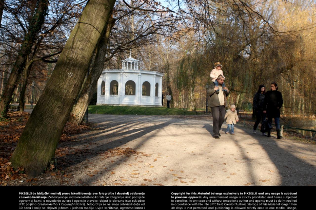 '22.11.2009., Zagreb - Mozda posljednje suncane dane prije zime mnogi Zagrebcani su iskoristili za setnju maksimirskim parkom.  Photo: Boris Scitar/PIXSELL'