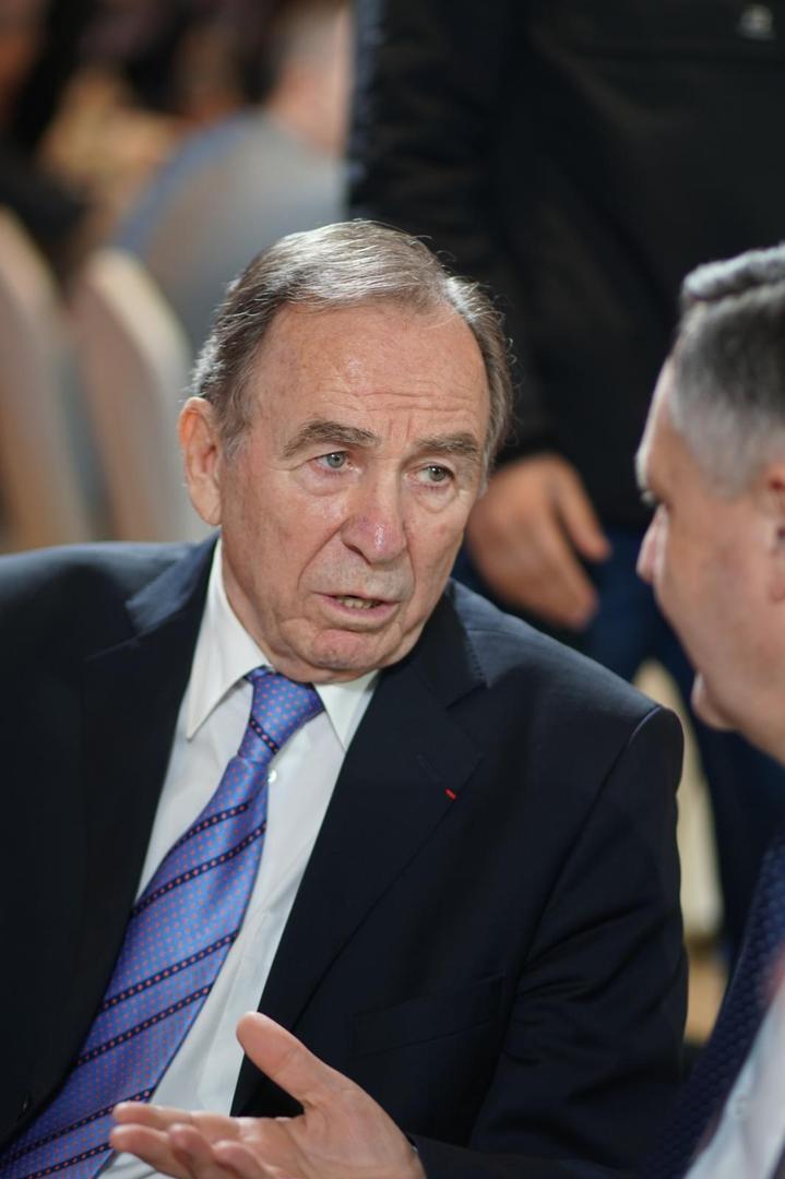 18.02.2020., Hotel Bosna, Banja Luka, BiH – Nogometni savez RS izabrao je najbolje pojedince za 2019.godinu. Na devetoj manifestaciji "Dan nogometa" za najboljeg nogometasa proglasen je Stojan Vranjes, igrac banjaluckog Borca, a najbolji trener je Branislav Krunic, takodjer iz Borca. Posebno priznanje ambasador nogometa je dobio Mladen Krstajic, bivsi izbornik reprezentacije Srbije. Zlatne plakete su dobili Slavisa Kokeza, predsjednik Nogometnog saveza Srbije, Zvezdan Terzic, generalni direktor Crvene zvezde, Zoran Smileski, nekadasnji trener FK Borac, Milorad Vucelic, predsjednik FK Partizan (Ivan Curkovic, legendarni vratar Partizana je primio nagradu umjesto njega). Najvazniju nagradu, odnosno nagradu za nogometno stvaralastvo i izuzetna dostignuca dobio je Nogometni savez Srbije, kao i proslavljeni nogometni strucnjak Velibor Bora Milutinovic. Manifestaciju je otvorio Vico Zeljkovic, od nedavno predsjednik Nogometnog saveza RS i sestric Milorada Dodika, a prisutan je bio i Igor Dodik, sin Milorada Dodika.

Photo: Dejan Rakita/PIXSELL