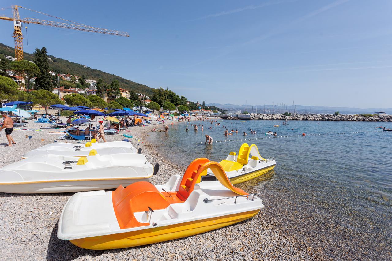 Osvježenje na plaži u Ičićima unatoč velikoj količini bakterije Escherichia coli