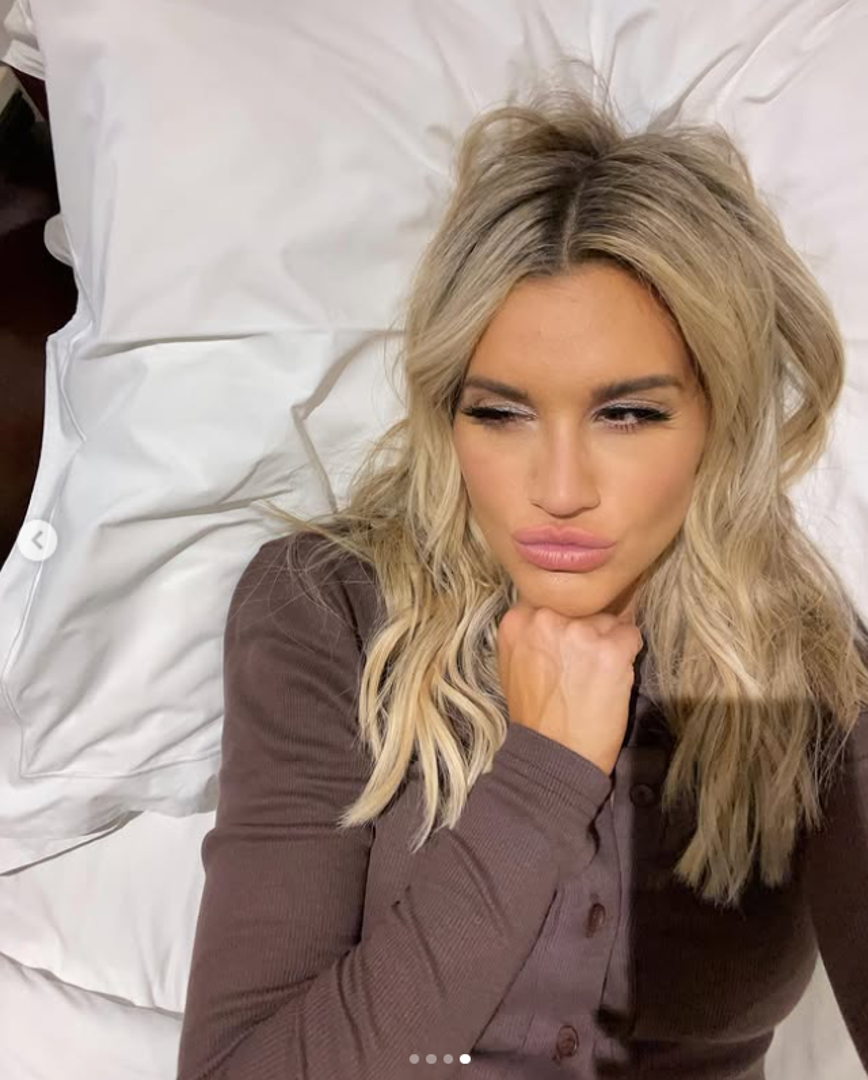 Zaštitila se od sunca stilskim naočalama, dok je dugu plavu kosu podignula u visoki rep, izgledajući potpuno opušteno. 