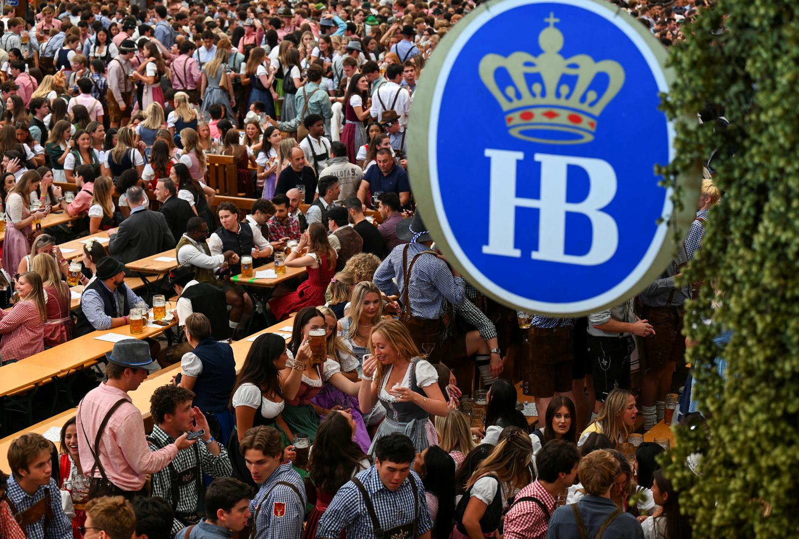 Oktoberfest i ove godine privlači više od šest milijuna ljudi. Prošle godine festival je posjetilo oko 6,5 milijuna gostiju, koji su popili približno 6,5 milijuna litarskih krigli piva.
