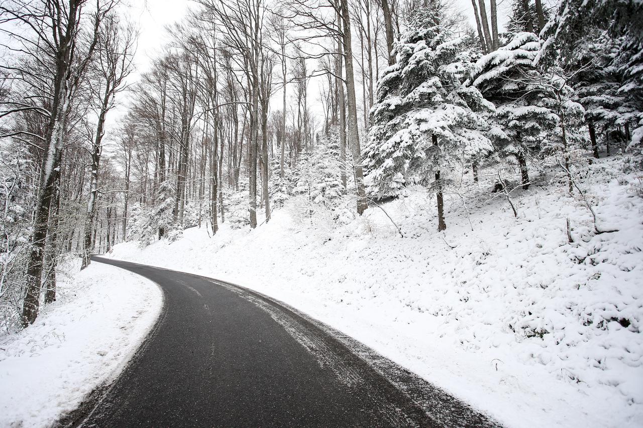 Snijeg zabijelio Medvednicu