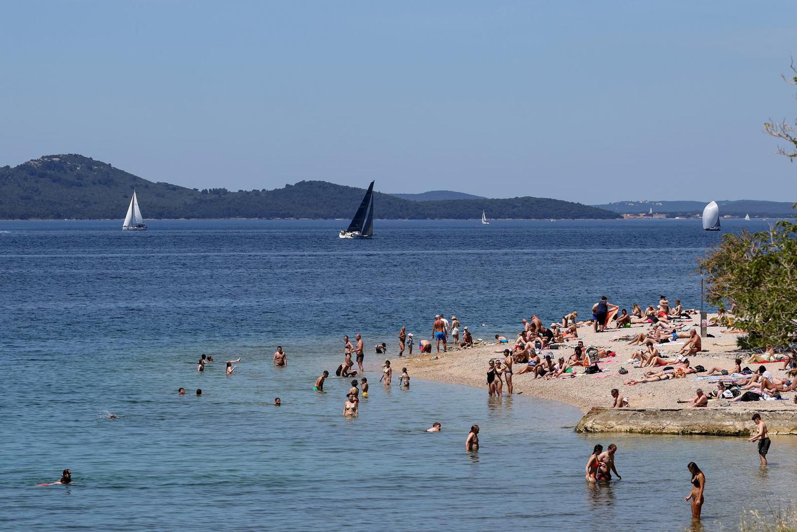 Porast temperatura mnogi su već iskoristili za odlazak na plaže, pa brojna mjesta na Jadranu ovog vikenda izgledaju kao usred sezone.