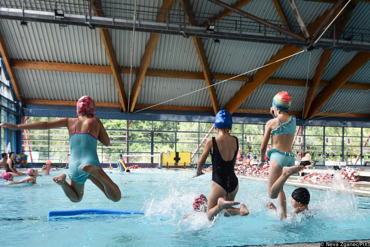 Zagreb: Djeca iz Jastrebarskog u školi plivanja na bazenu Utrine