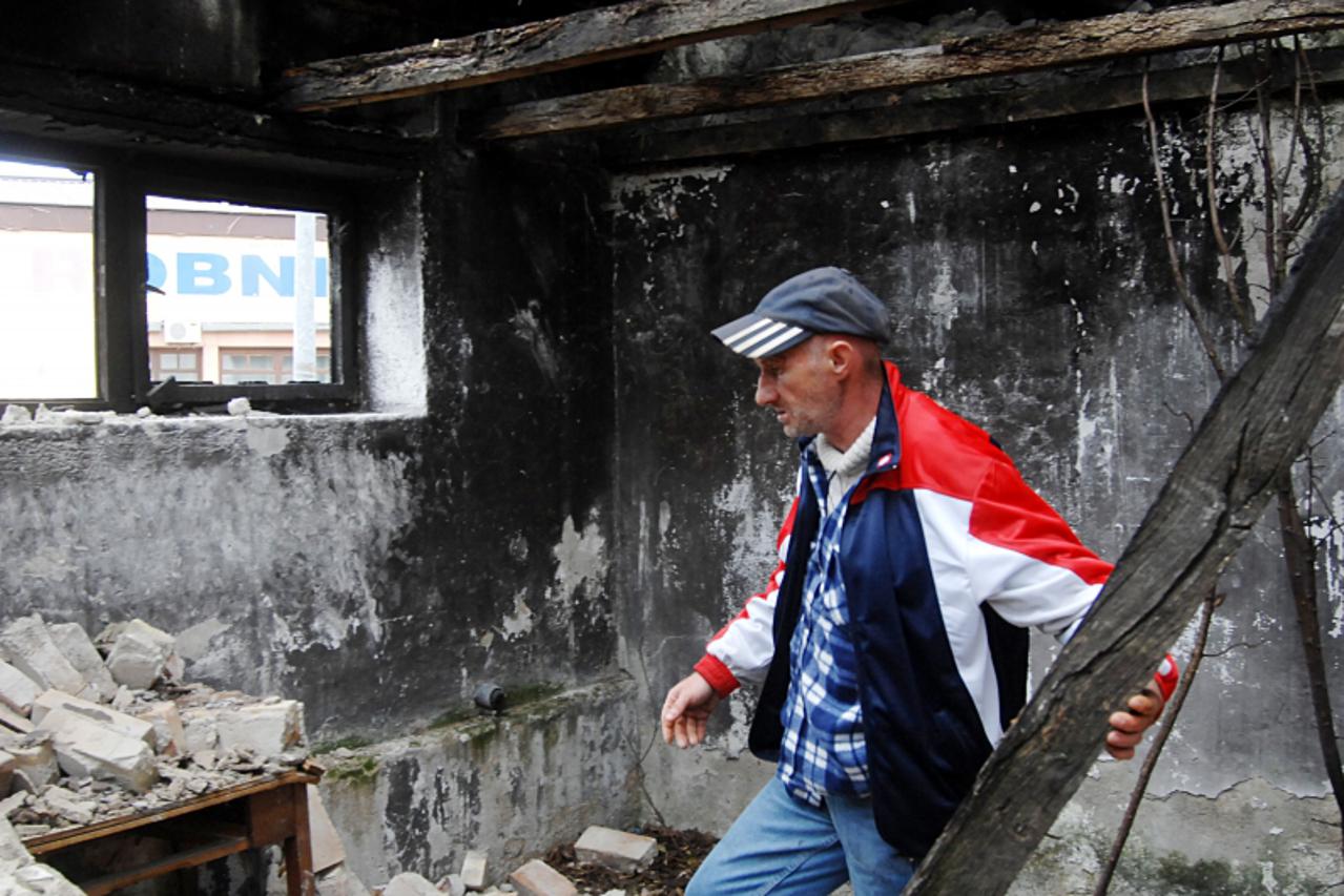 \'16.05.2011., Sisak - Vlado Filipovic vec godinu dana spava u zgaristu kuce u Rimskoj ulici i od gradskih vlasti trazi da ga smjeste u gradski stan. Photo:Nikola Cutuk/PIXSELL\'