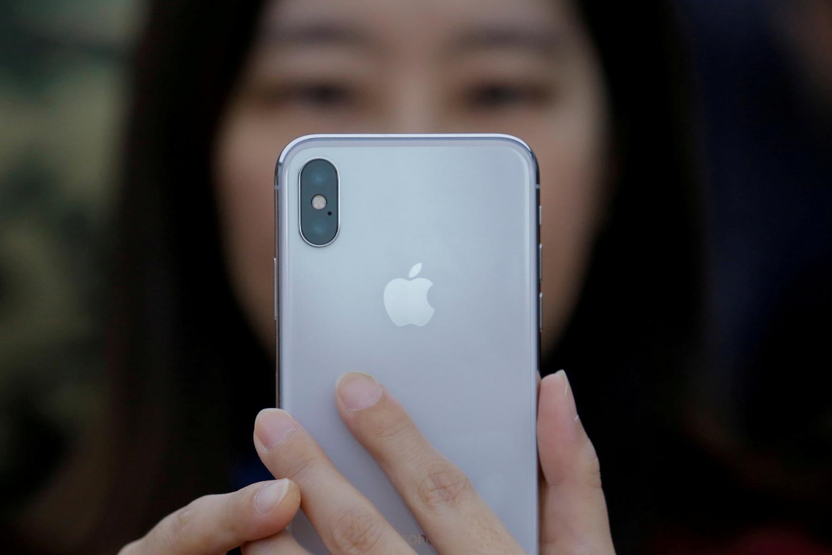 Kamera

Apple ima u planu napraviti sistem lomljenja svjetlosti dovoljno kompaktan da stane u iPhone što bi dovelo do puno kvalitetnijih fotografija, pogotovo noću. 

Tu su i promjenjive leće koje bi se pomoću modula postavljale na iPhone ili iPad.