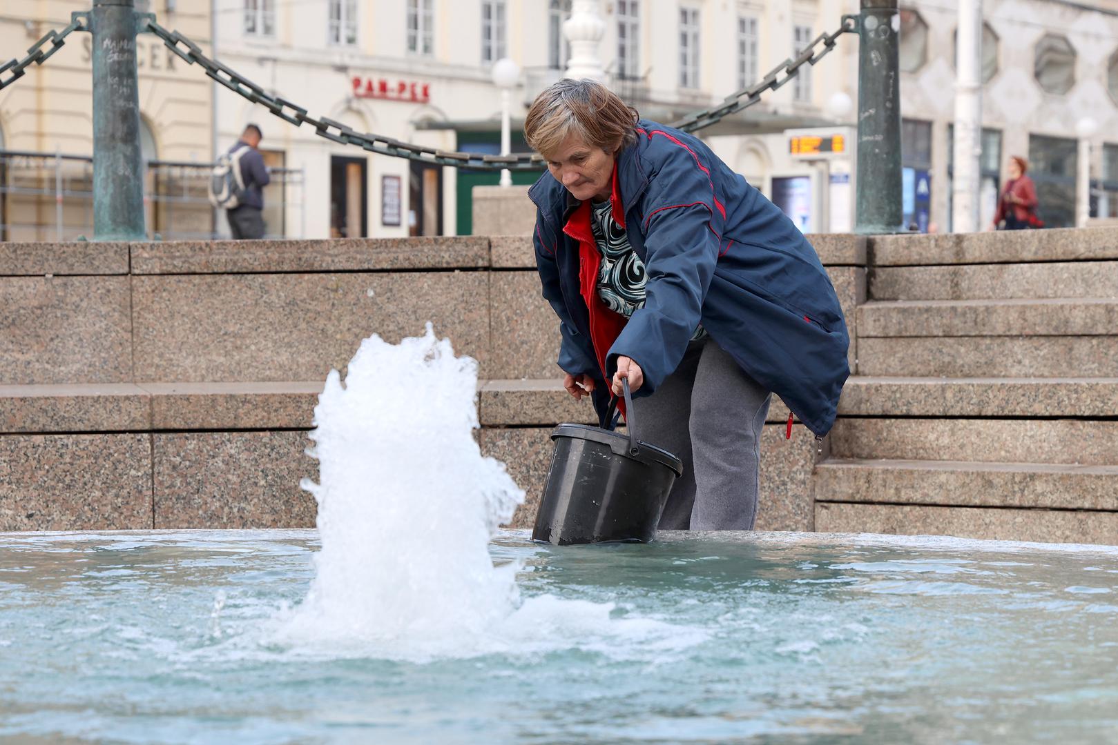 Kada je prije četiri desetljeća prilikom uređenja Trga za Univerzijadu ponovno otkriven zdenac Manduševac, nitko nije mogao zamisliti da će se uz namijenjenu mu ulogu ukrasa i jedne od osi centra grada ikad više vratiti izvornoj svrsi. 