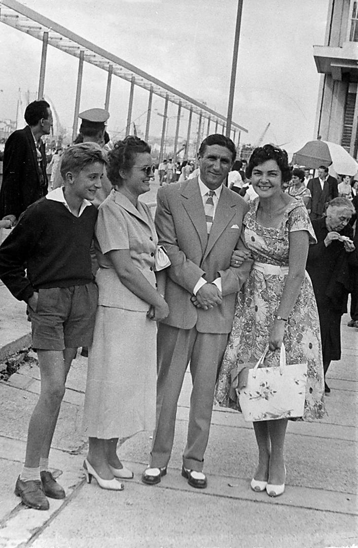 1957. godine - Ankica Tuđman u šetnji sa sinom Miroslavom i prijateljima Arturom Takačem i njegovom suprugom