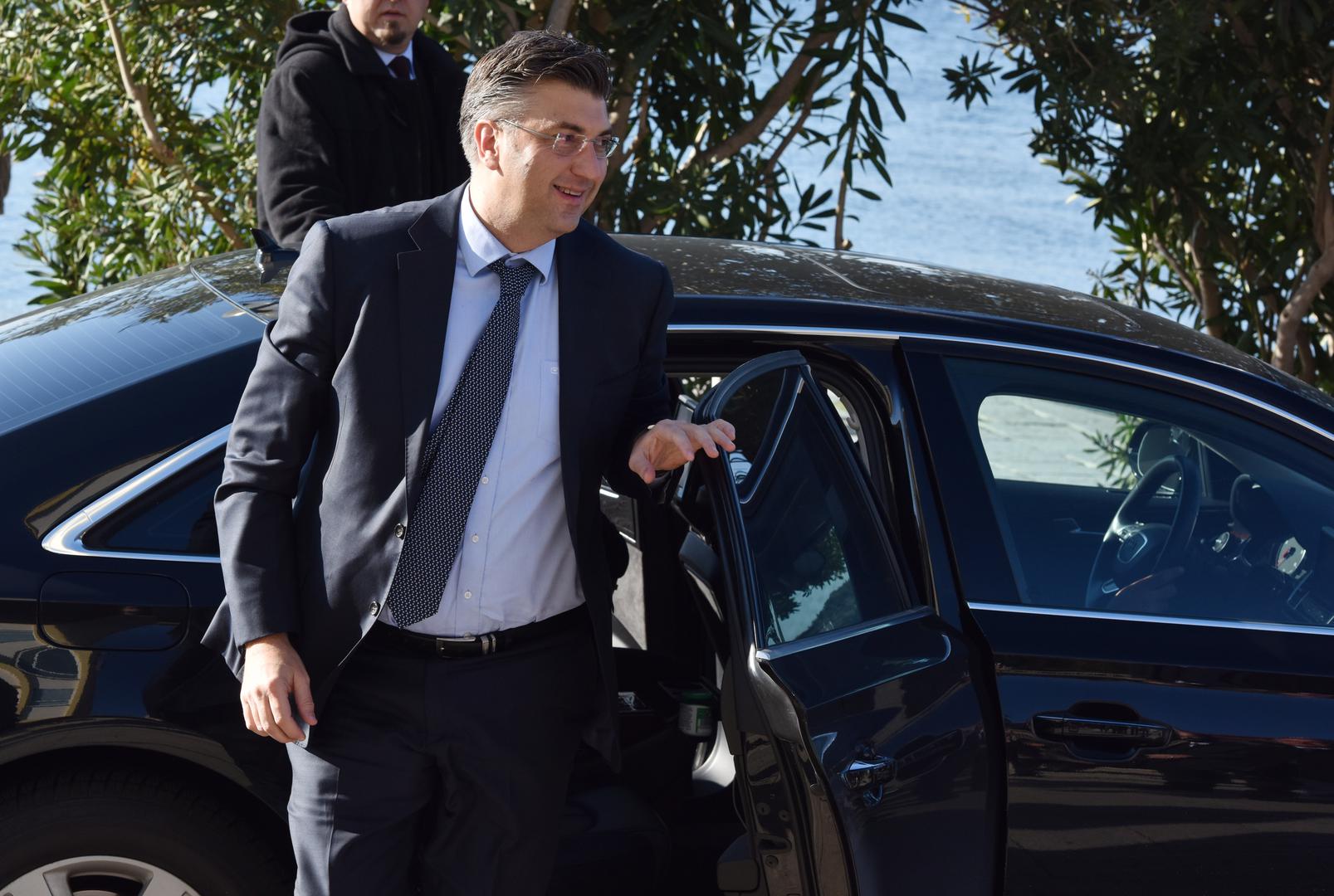 Prema podacima koje je premijerova politička opcija, Hrvatska demokratska zajednica, objavila u povodu obljetnice, prosječna neto plaća porasla je sa 749 eura 2016. na 1555 eura 2026. godine, dok je minimalna plaća dosegnula 1050 eura. 