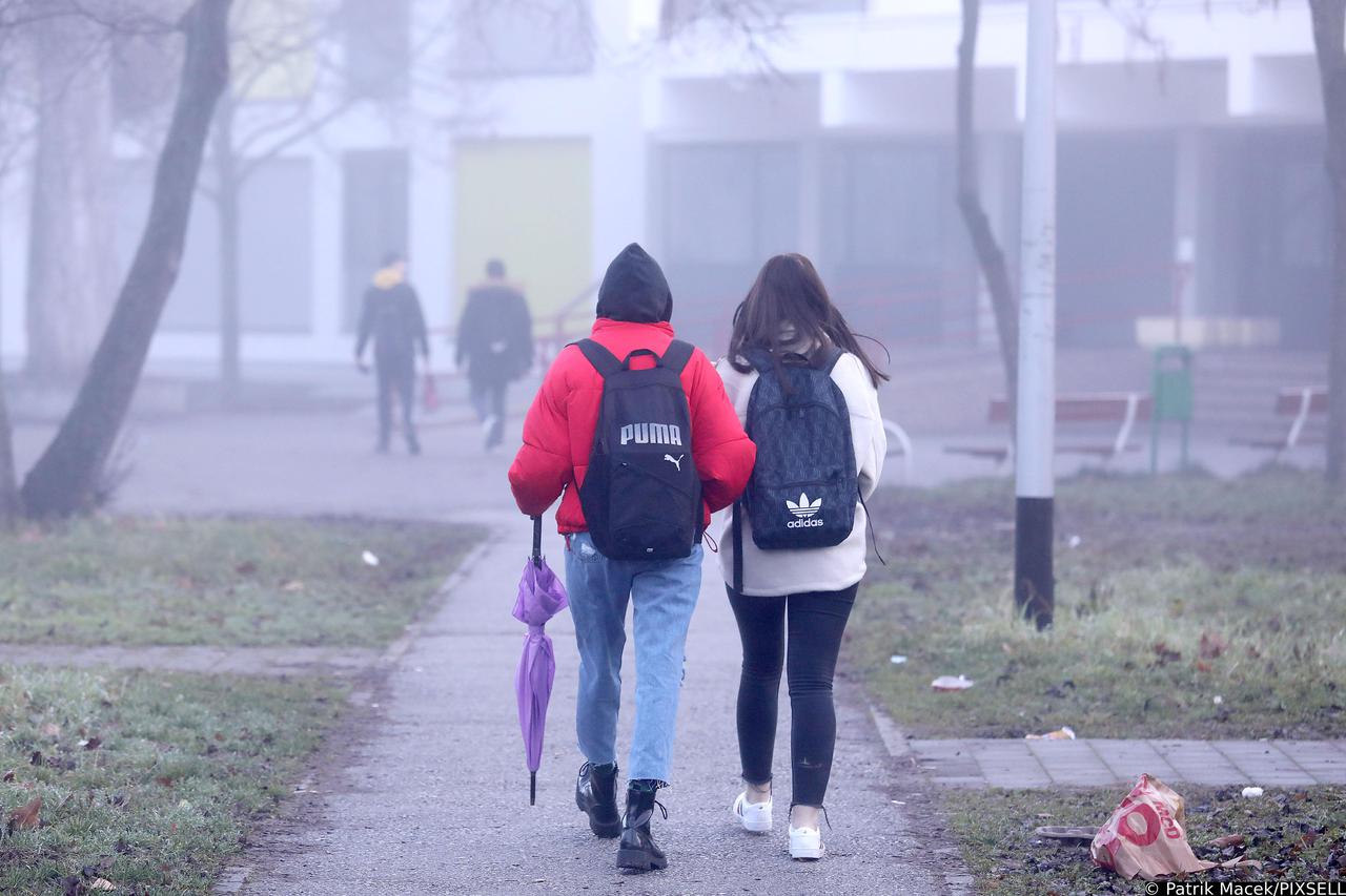 Zagreb: Danas su se učenici svih razreda srednjih škola vratili u klupe 
