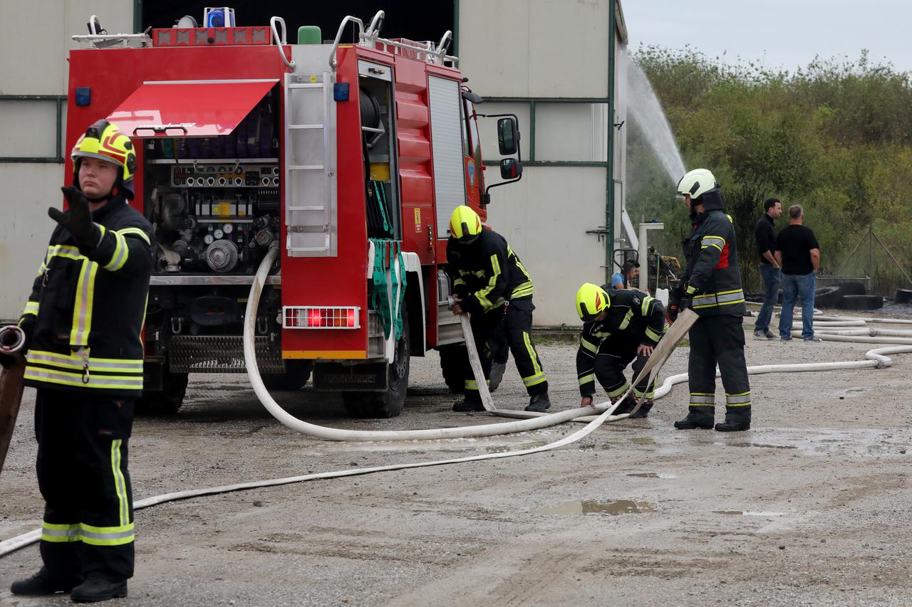 U Hrvatskom Leskovcu gorjele gume, vatrogasci ugasili požar