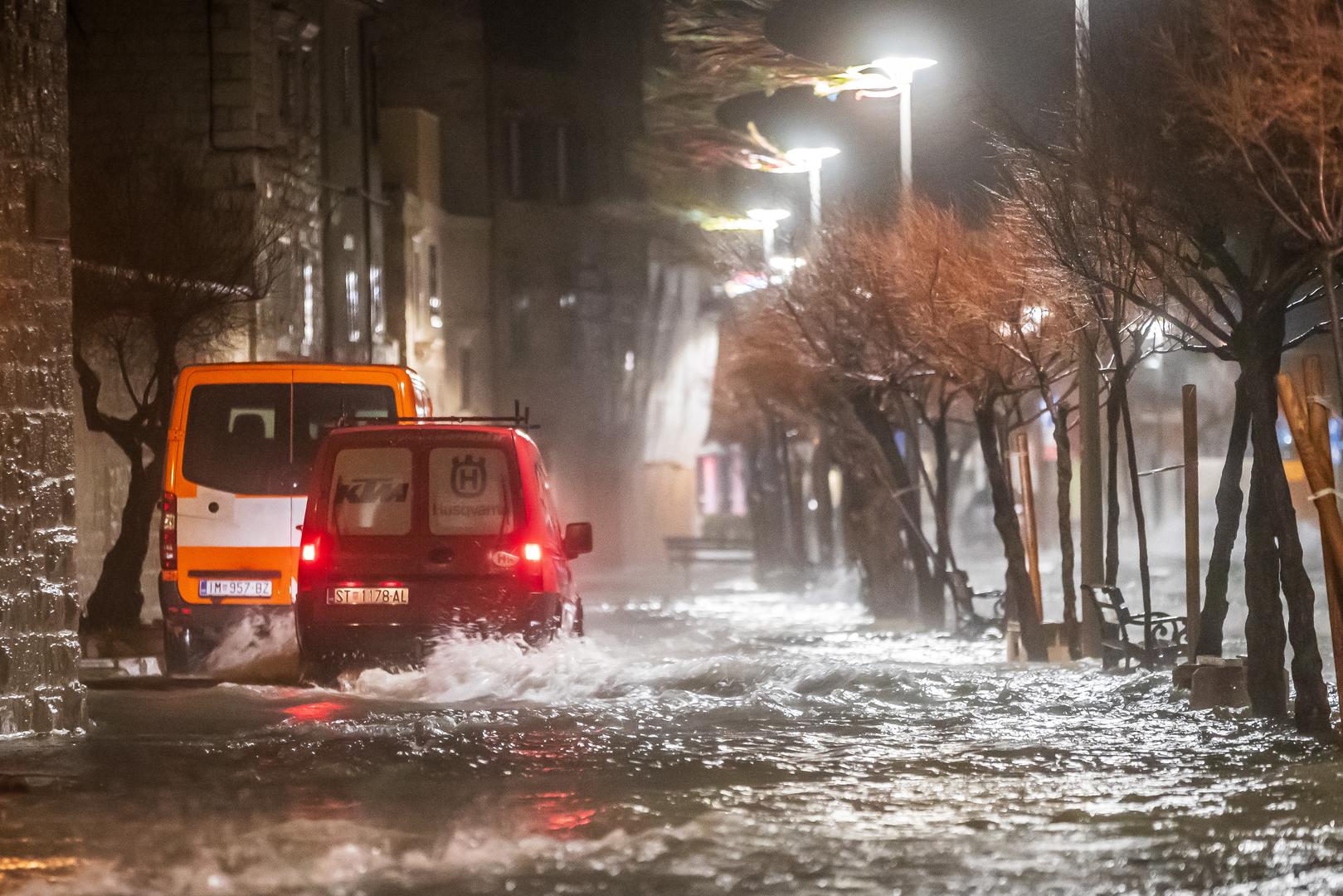 U Splitu nije bilo dojava o velikim poplavama osim tradicionalno poplavljenih pojedinačnih gradskih cesta zbog začepljenih šahtova koji nisu mogli u kratkom vremenu podnijeti toliku količinu vode.