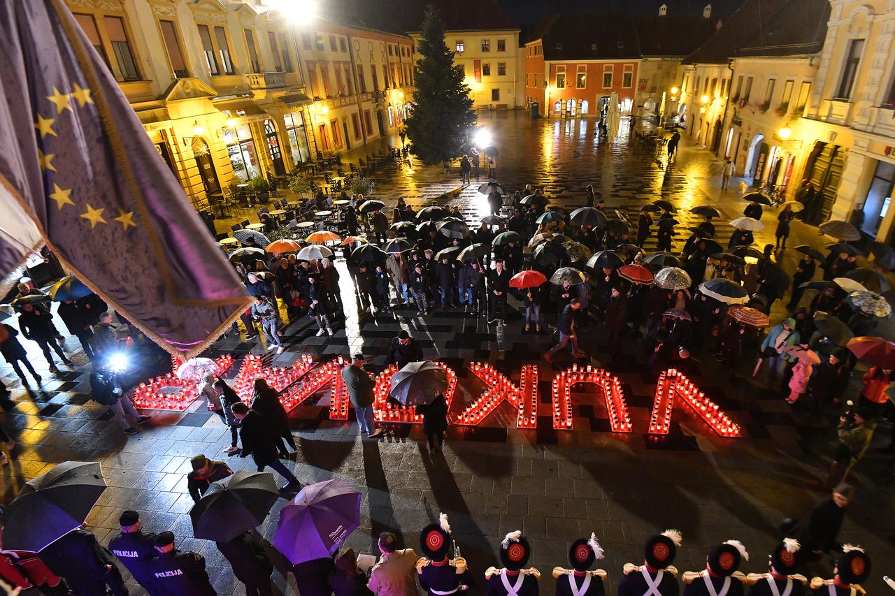 Varaždin: Riječju "Vukovar" ispisanim lampašima tradicionalno je obilježen Dan sjećanja na žrtve Domovinskog rata u Vukovaru i Škabrnji