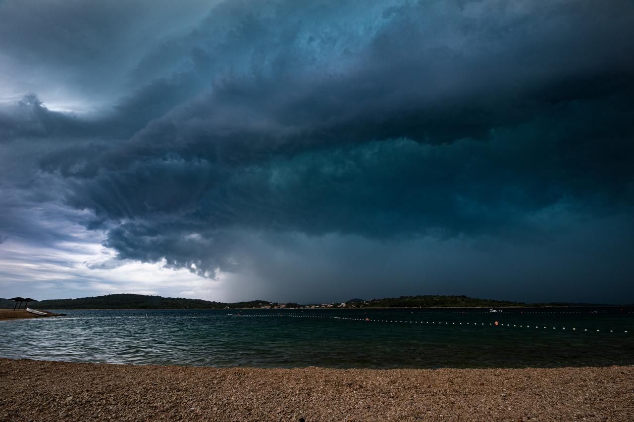 Vodice: Grmljavinsko nevrijeme i jaka kiša pogodilo Dalmaciju