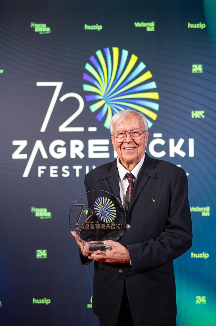 Ovogodišnje izdanje festivala obilježio je i iznimno emotivan trenutak kada je uručeno priznanje za poseban doprinos Zagrebačkom festivalu. Laureat je bio cijenjeni kantautor, šansonijer, skladatelj, producent i dobitnik Porina za životno djelo – Hrvoje Hegedušić.