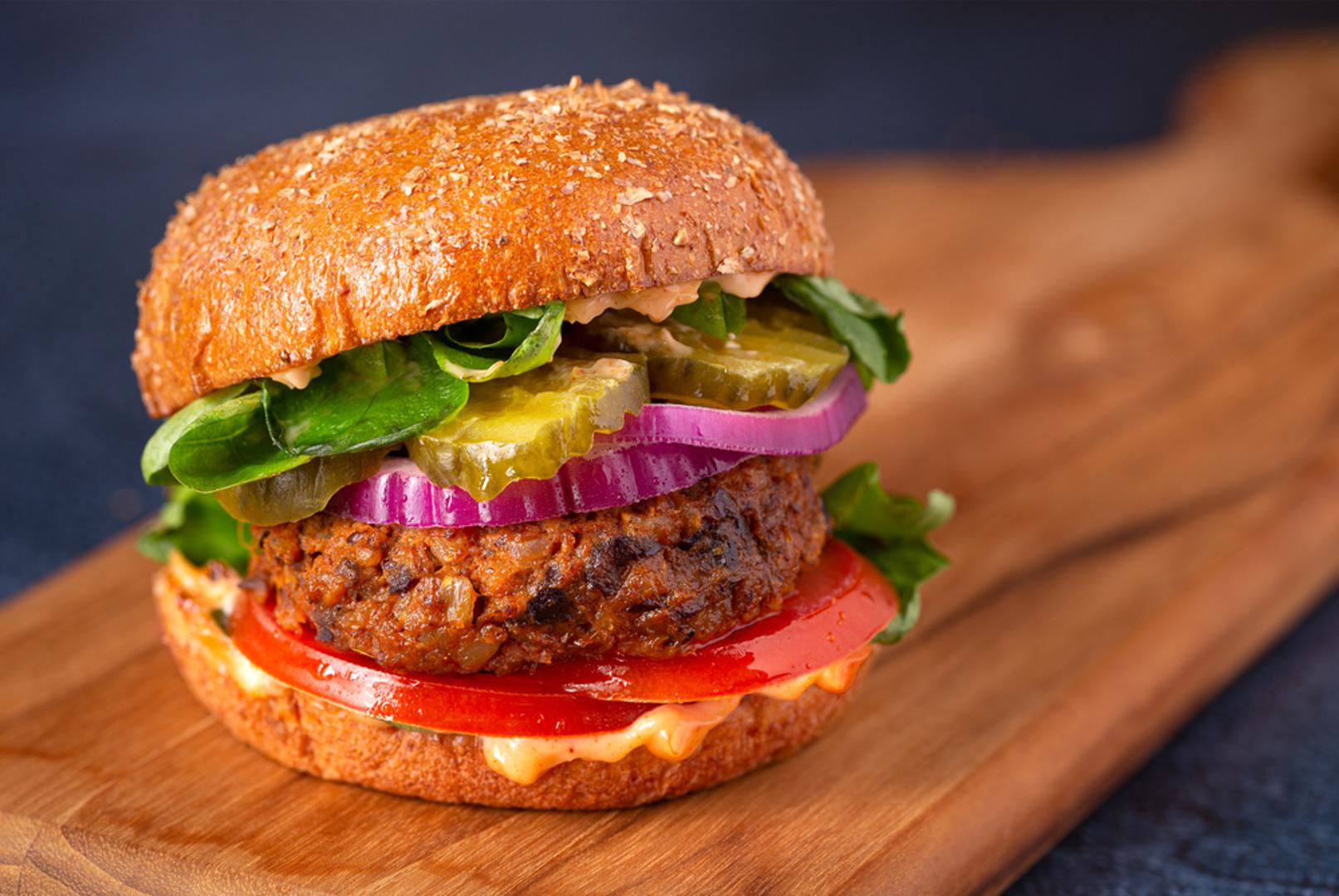 Crni grah + kvinoja: Skuhajte kvinoju, zgnječite crni grah iz konzerve pa sjedinite s lukom, češnjakom, dimljenom paprikom i malo kima. Dodajte zobene pahuljice i žlicu mljevenog lana namočenog u vodi kao vezivo. Formirajte pljeskavice i pecite 4–5 minuta sa svake strane. Poslužite s avokadom i limetom. Za dodatnu sočnost premažite ih prije pečenja tankim slojem BBQ umaka.