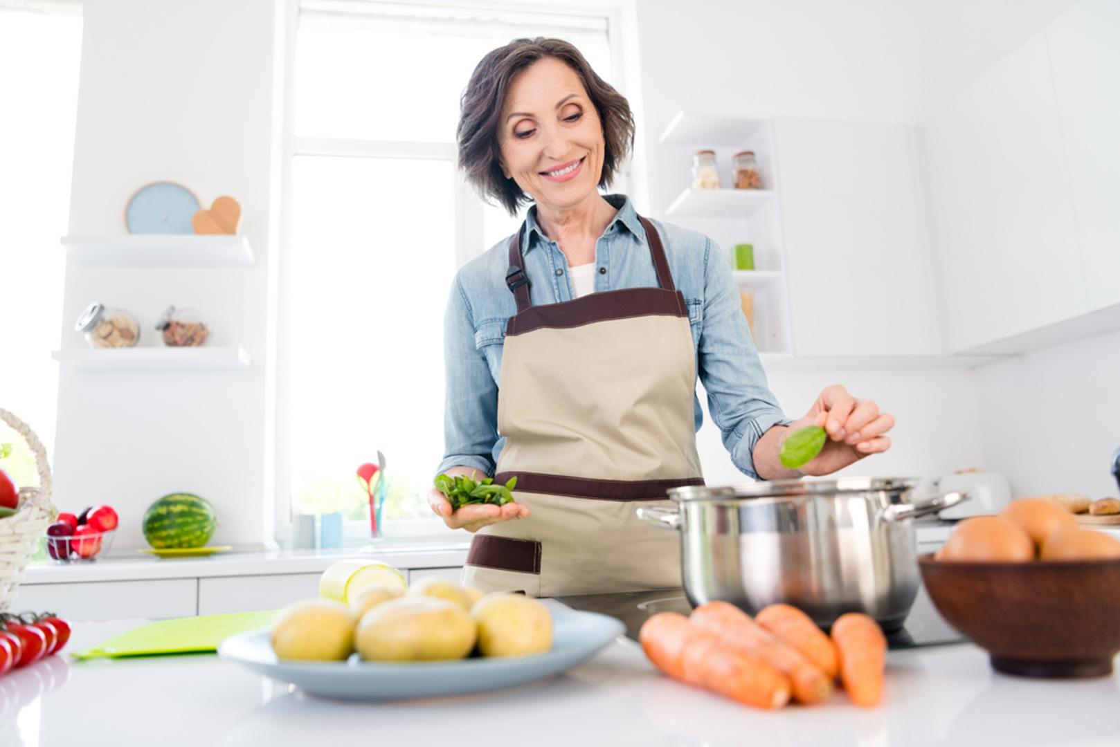 Danas nam je sve, uključujući i hranu, nadohvat ruke: otvorite hladnjak, odmotate ambalažu i gotovo. No mnoge 'gotove' namirnice koje redovito kupujemo zapravo su toliko jednostavne da ih kod kuće možemo napraviti jeftinije, svježije i bez nepotrebnih aditiva. A najbolji dio? Kad jednom uhvatite rutinu, trebat će vam manje vremena nego za odlazak u trgovinu.