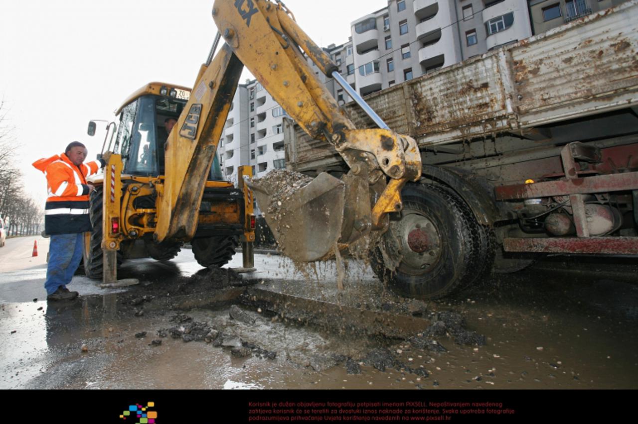 \'24.02.2011., Zagreb - Radnici vodoopskrbe izasli su na teren pred Budakovom 1, gdje je doslo do puknuca cijevi za vodu.  Photo: Tomislav Miletic/PIXSELL\'
