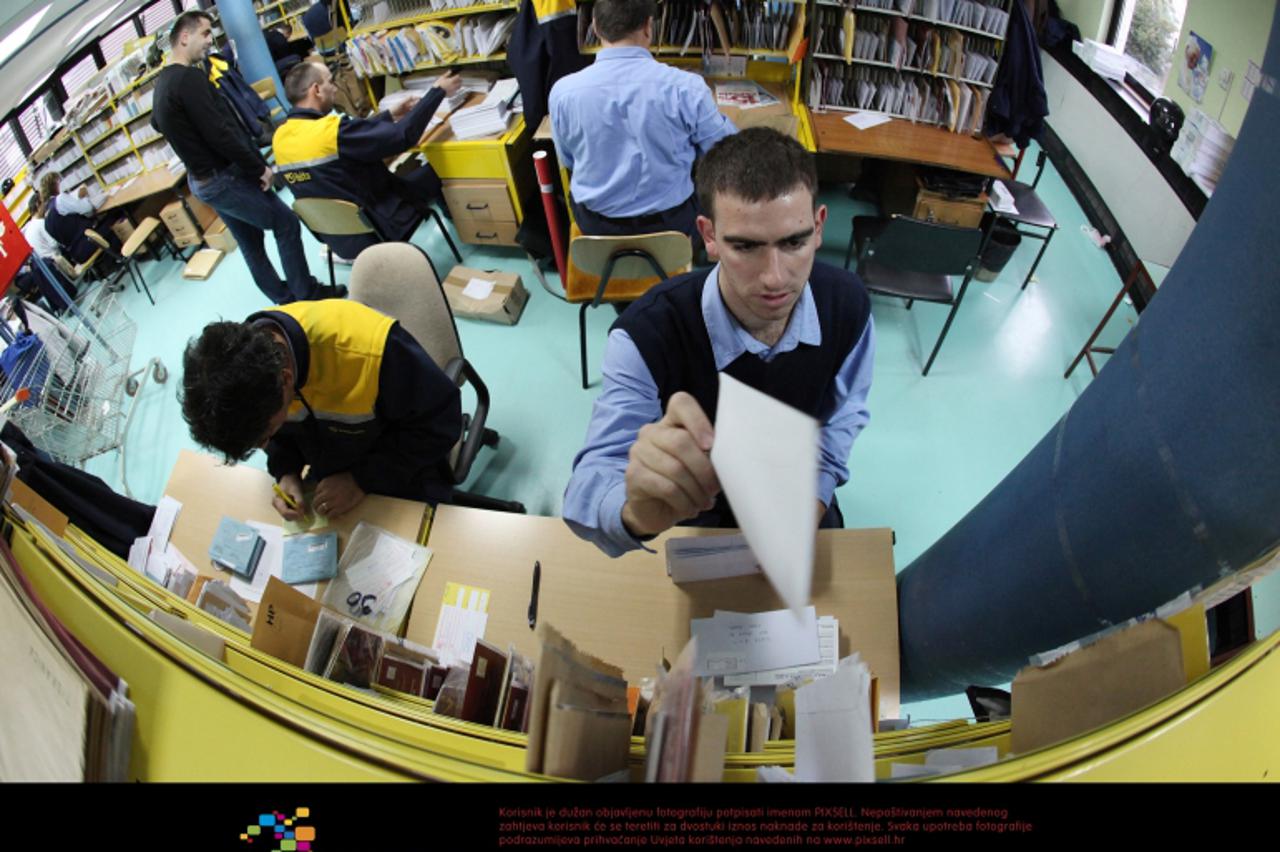 '20.12.2010., Zadar - Postarska svakodnevnica postaje najteza u doba blagdana kad velik broj posiljki trebaju biti isporucene. Bilo mopedom, automobilom ili na noge zadarskim postarima to ide od ruke.