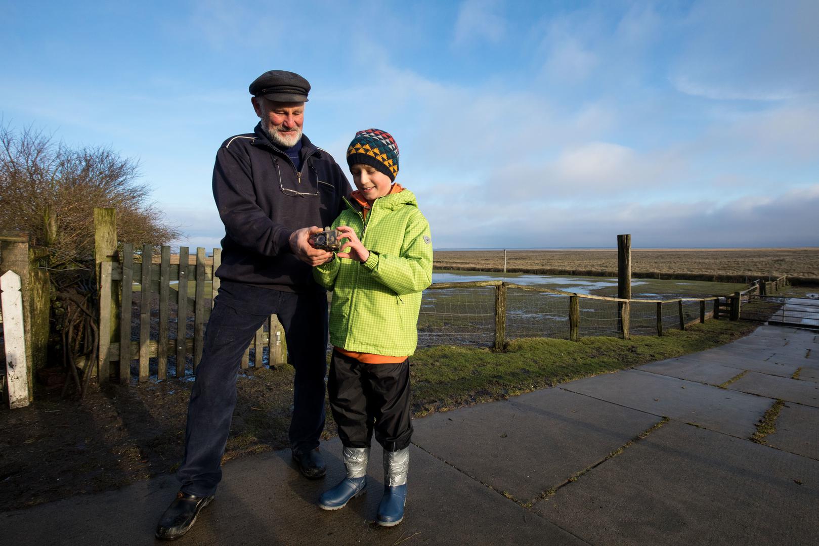 Mještanin Halliga Roland Spreer fotoaparat je pronašao početkom studenog i zahvaljujući zaštiti koju je imala na sebi kamera je još uvijek bila u funkciji.