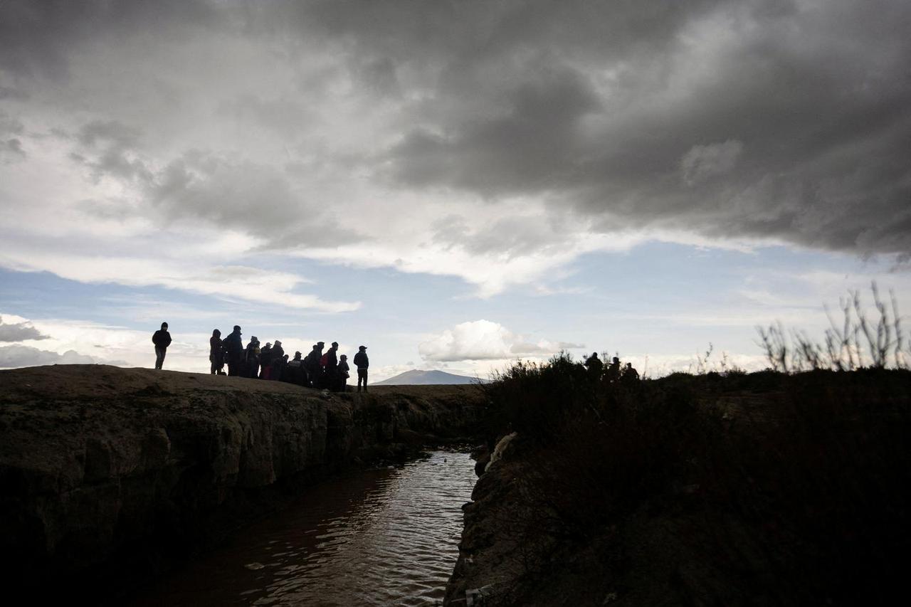 Migrants crossing the border between Bolivia and Chile
