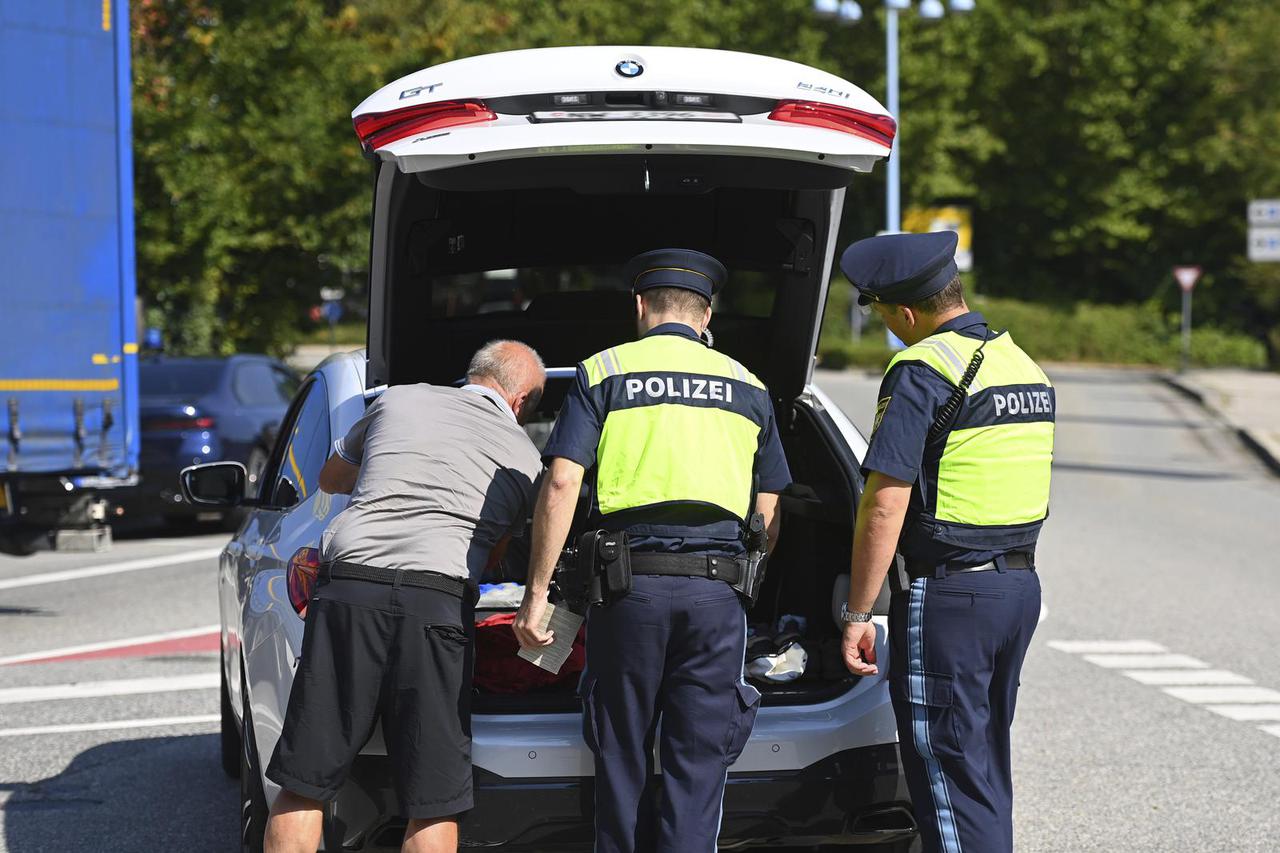 Border control of the Bavarian border police at the NEUE BRUECKE border crossing in Burghausen.