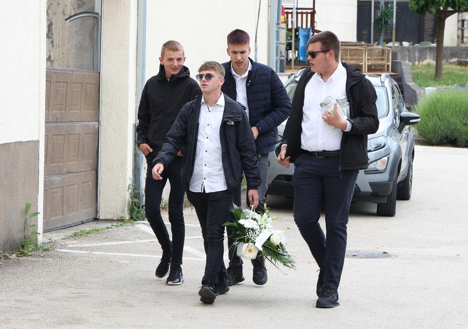 Da podsjetimo, ubojstvo se dogodilo u subotu oko 23:05 na terasi obiteljske kuće osumnjičenog. Nakon toga uslijedila je potraga, a osumnjičeni je, prema dostupnim podacima, uhićen nakon otprilike 30 sati bijega na području Drniša. 