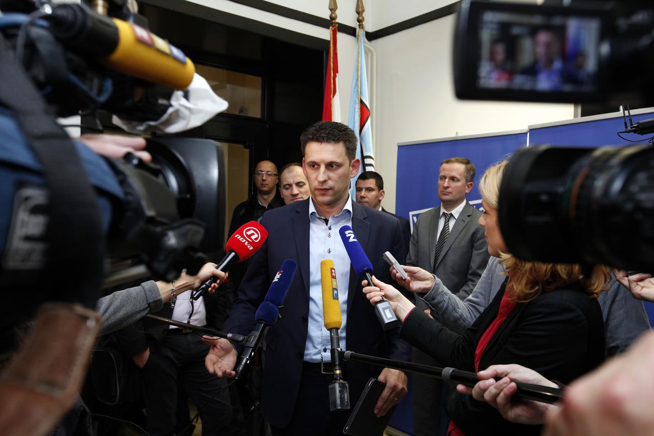 17.10.2016., Zagreb - Sredisnjica HDZ-a, clanovi Mosta nakon sastanka s mandatarom Andrejom Plenkovicem napustaju sredisnjicu. Predsjednik Mosta Bozo Petrov dao izjavu okupljenim novinarima.  Photo: Robert Anic/PIXSELL
