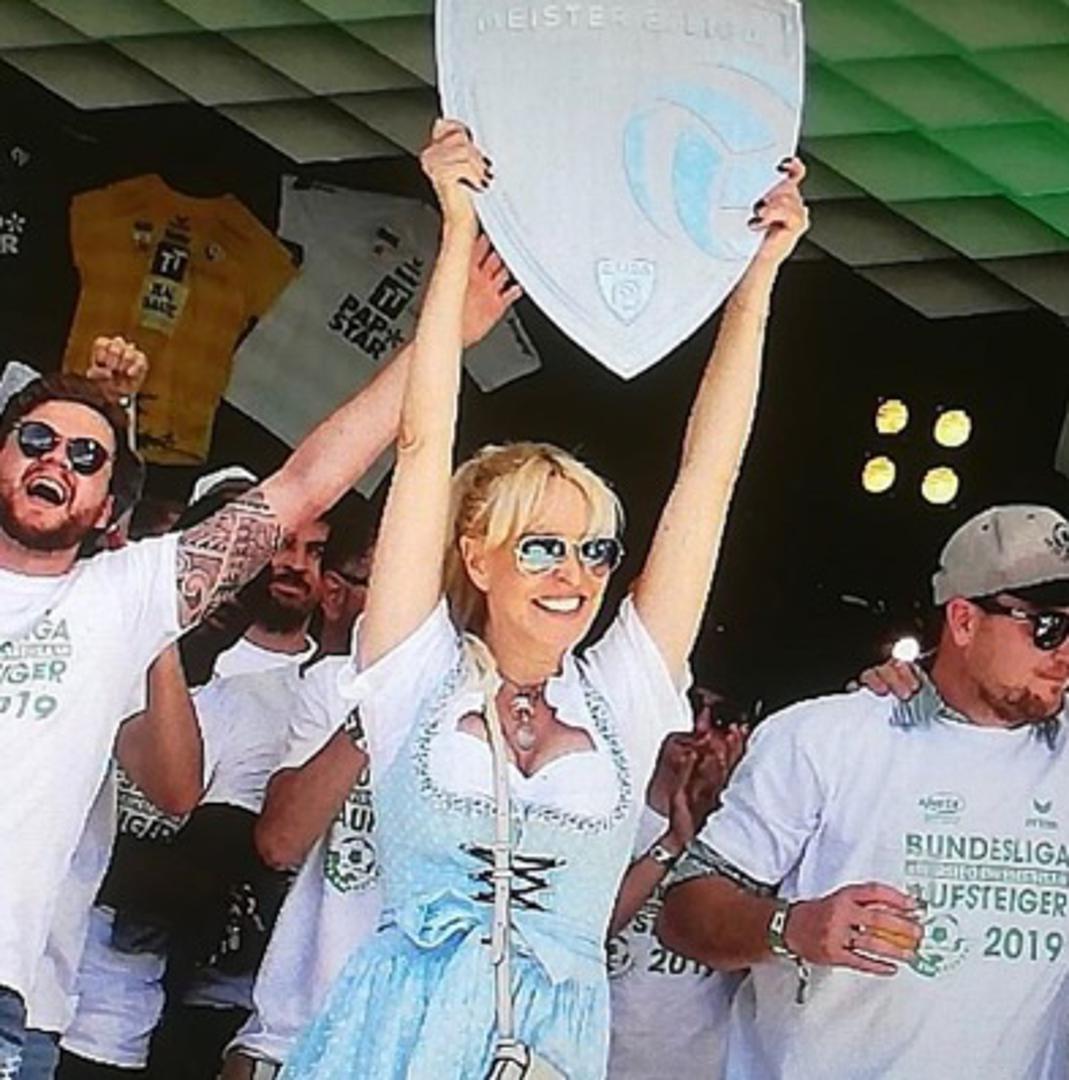 Otkako je 2013. od oca preuzela nogometni klub, prapraunuka osnivača tvrtke Swarovski i sestra sadašnjeg izvršnog direktora Markusa Langes-Swarovskog, bivša manekenka Diana Langes-Swarovski napravila je velike stvari