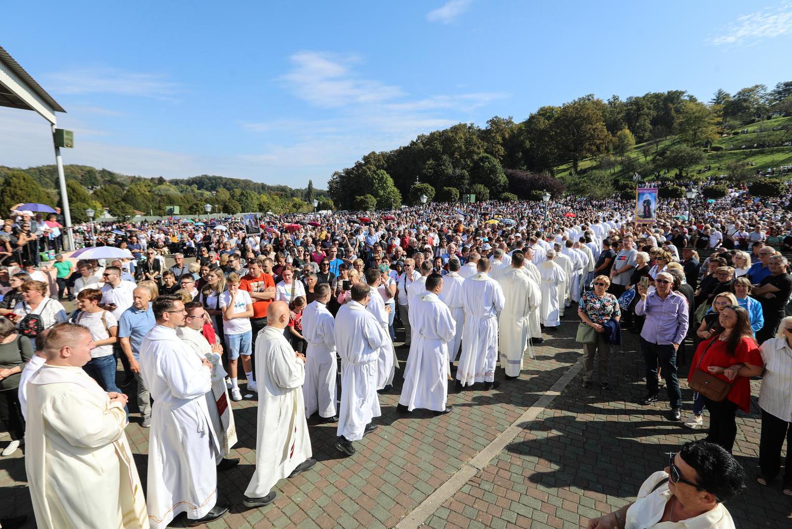 30.09.2023.,Marija Bistrica, u nacionalnom svetistu Majke Bozje Bistricke u Mariji Bistrici iz zraka  se kao zavjet Majci Bozjoj i znak zahvale za Stepincevu beatifikaciju s neba prosute latice od 10 000 ruza na prostor crkve na otvorenom. Na samom pocetku svete mise apostolski nuncij u RH nadbiskup Giorgio Lingua predao je Palij liturgijski znak sto ga nose nadbiskupi novom nadbiskupu zagrebackom Drazenu Kutlesi.    Photo: Robert Anic/PIXSELL