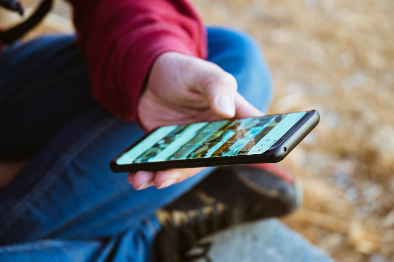 Stručnjaci preporučuju korisnicima da pažljivo pregledaju dozvole koje aplikacije zahtijevaju prilikom instalacije te da preuzimaju aplikacije isključivo iz pouzdanih izvora. Također, redovito ažuriranje aplikacija i operativnog sustava može smanjiti rizik od neovlaštenog prikupljanja podataka.