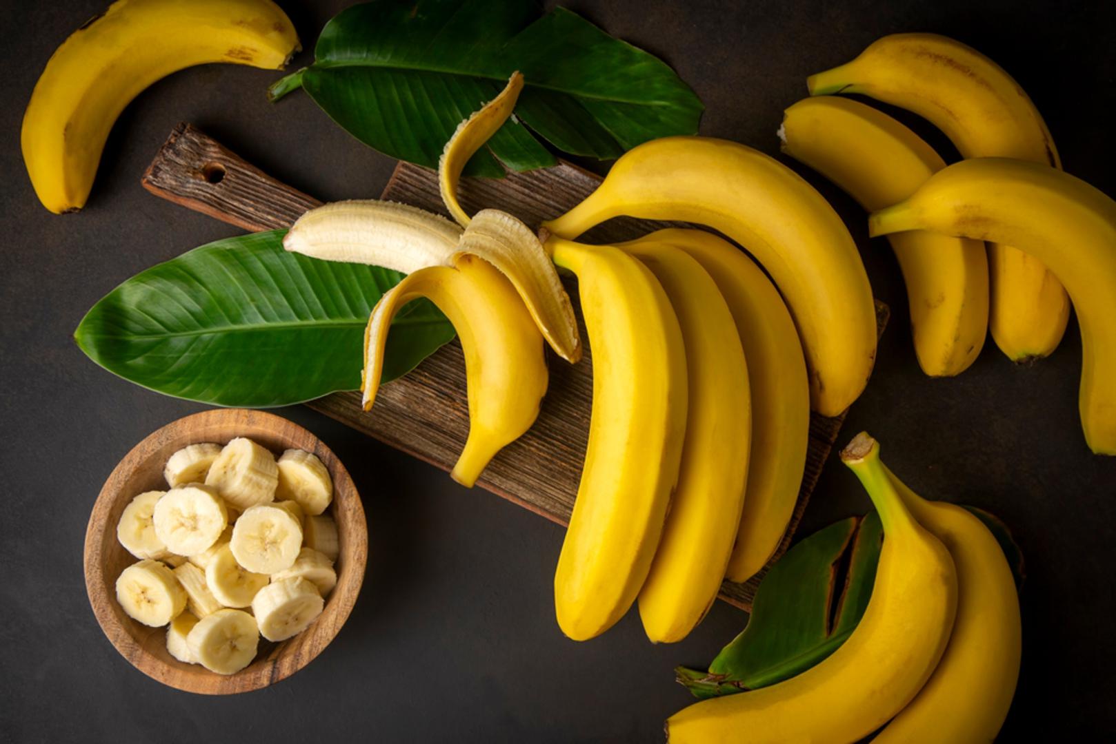 Banana: Banana je blaga za želudac i lako probavljiva, a uz to sadrži kalij koji pomaže u ravnoteži tekućine u organizmu. Nadutost se ponekad može javiti i zbog zadržavanja vode, osobito nakon slanih obroka, pa namirnice bogate kalijem mogu biti korisne. Zrela banana dobar je izbor za međuobrok, osobito kada ne želite dodatno opteretiti probavu.