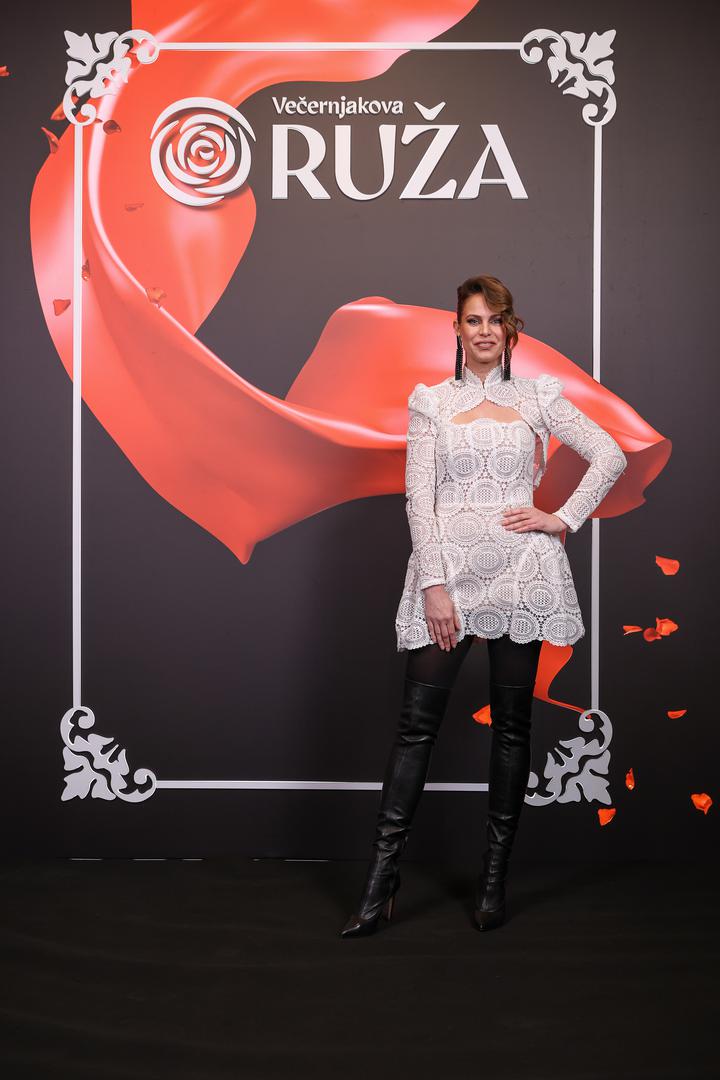 Ostanite uz Večernji list i pratite tko će se još od najvećih domaćih zvijezda prošetati našim crvenim tepihom.