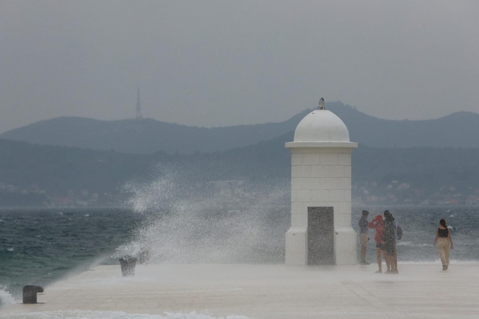 28.08.2023., Zadar - Kisa i jako jugo nisu omeli turiste da prosetaju rivom. Photo: Sime Zelic/PIXSELL
