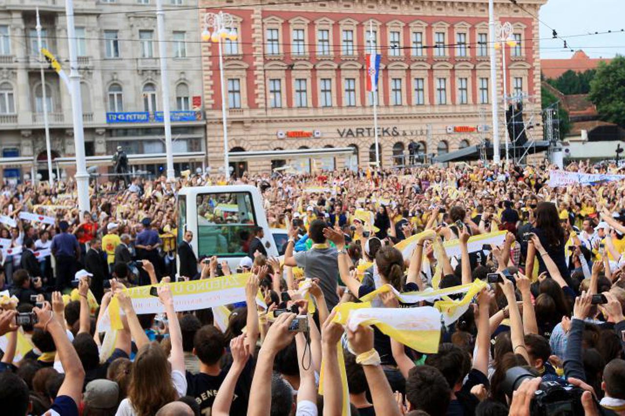 papa, mladi, trg (1)