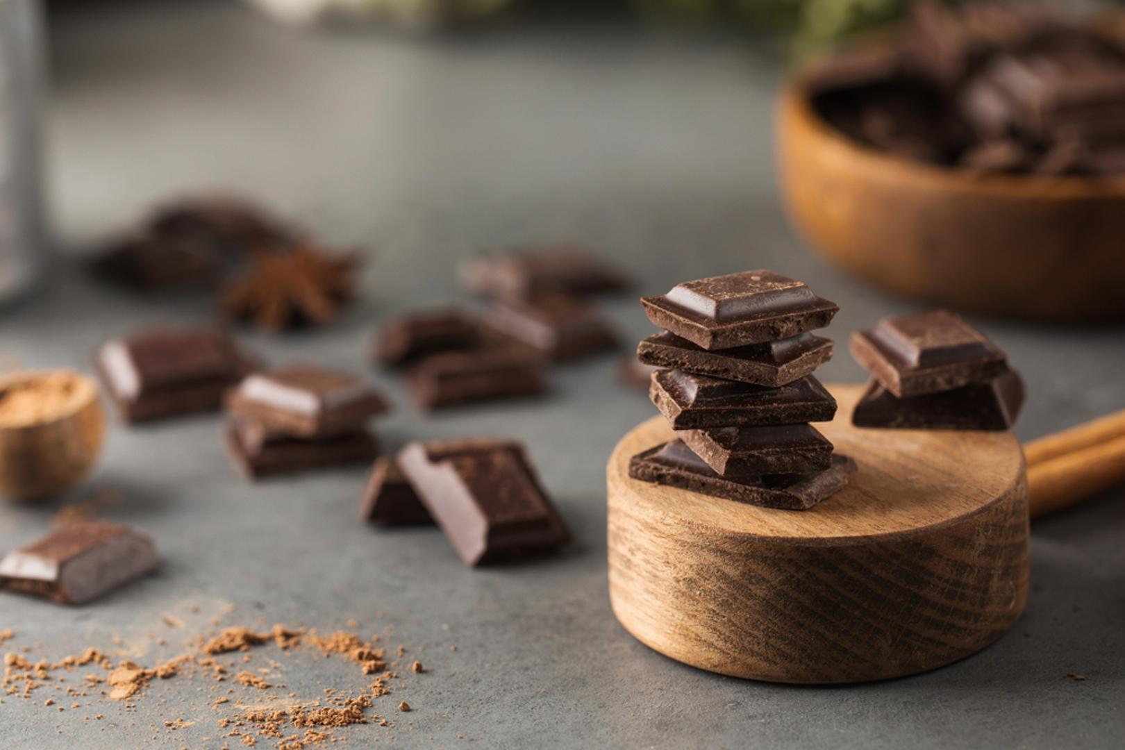 Tamna čokolada: Tamna čokolada s većim udjelom kakaa sadrži flavonoide i spojeve koji mogu potaknuti cirkulaciju, pa tako i dotok krvi u mozak. U malim količinama može pomoći budnosti, fokusu i boljem mentalnom startu. Ključ je u umjerenosti: nekoliko kockica dovoljno je da dobijete korist bez pretjerivanja sa šećerom.