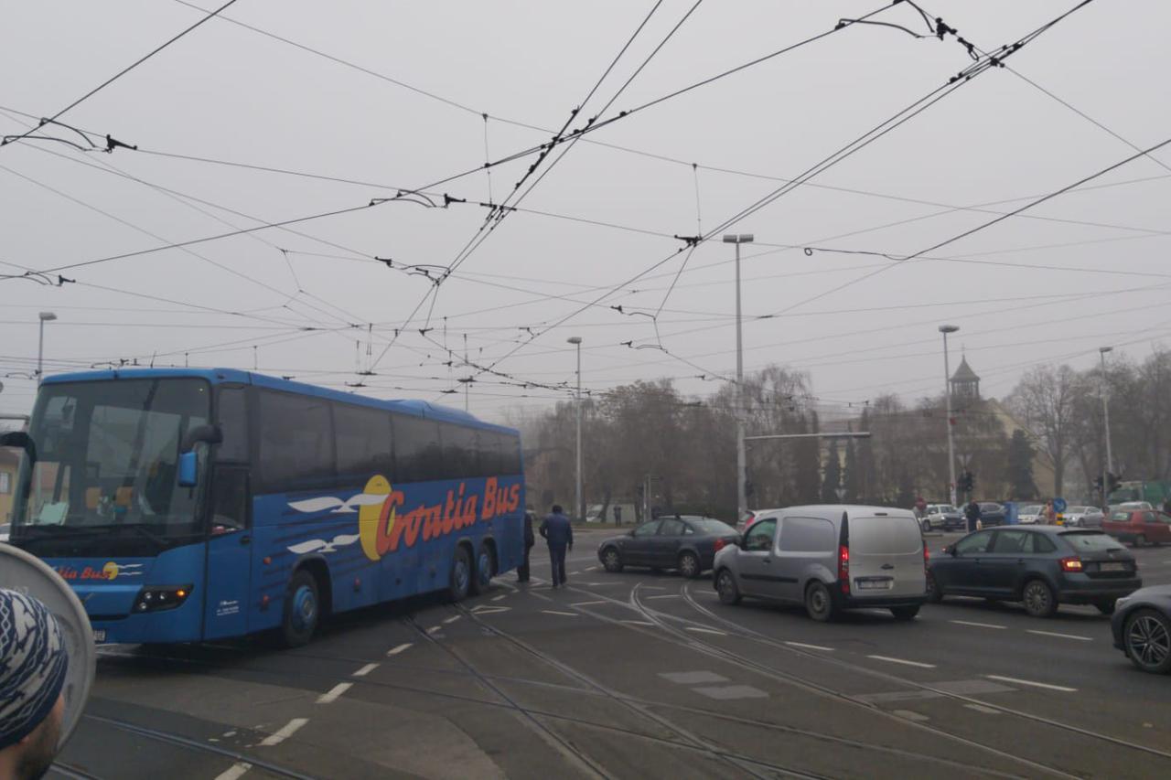 Autobus na razkrižju Vukovarske i Držićeve
