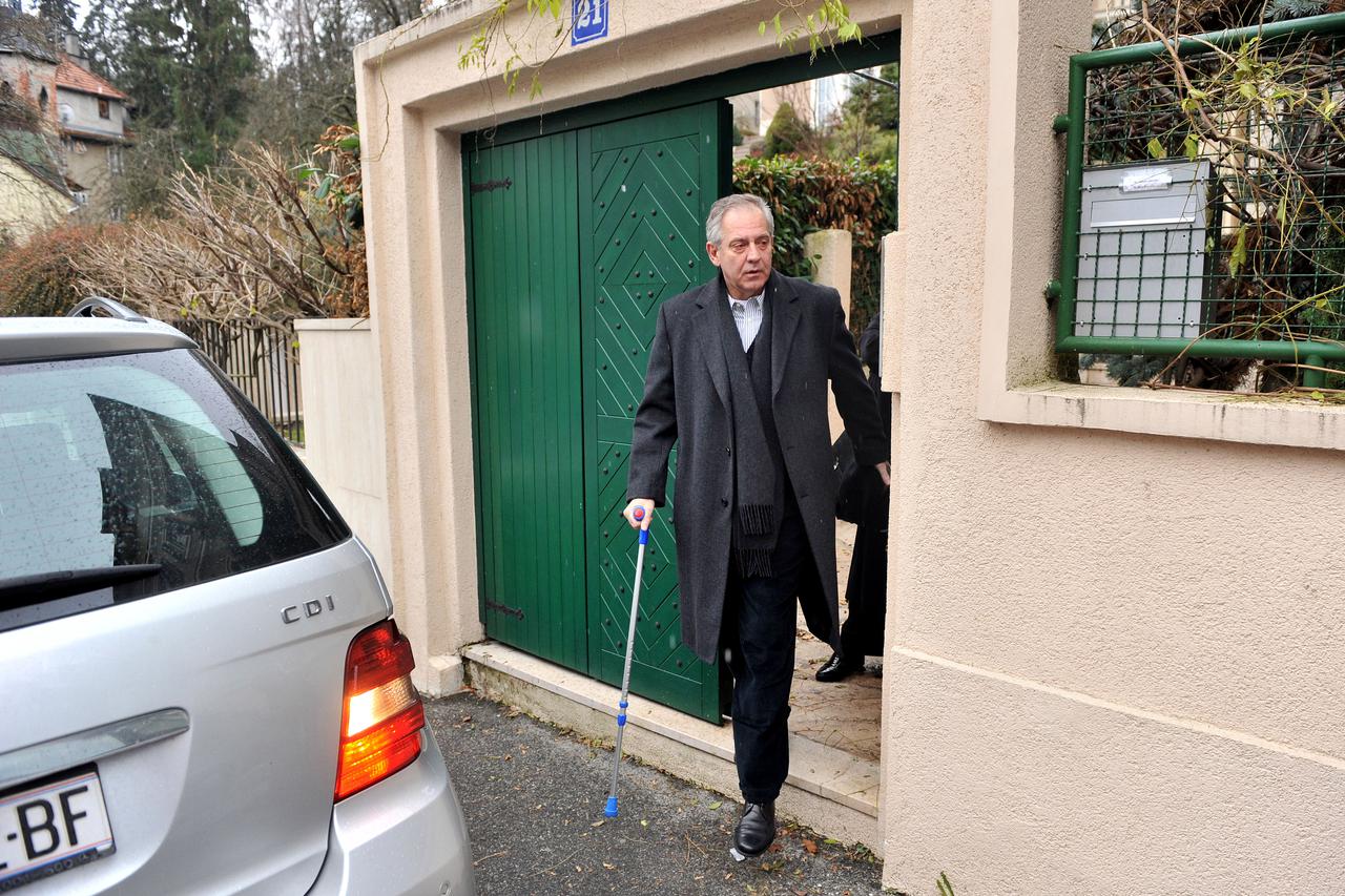 Zagreb: Ivo Sanader u pratnji supruge Mirjane izlazi iz ku?e