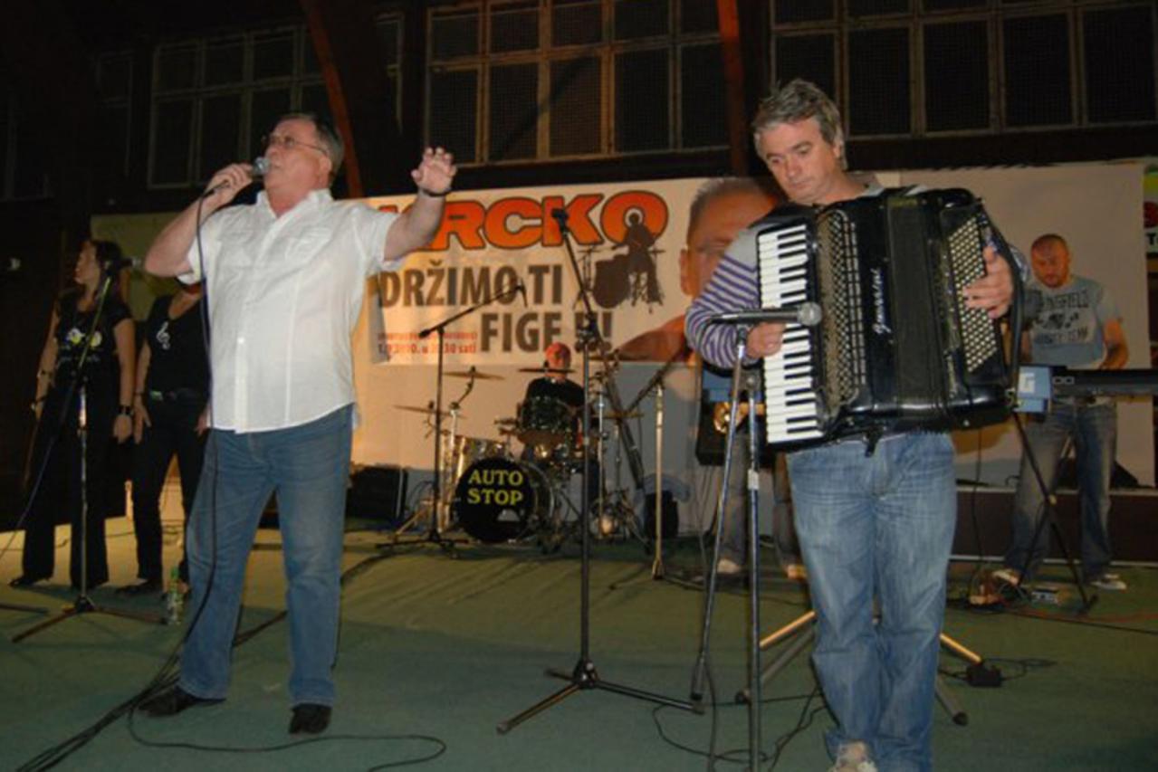 'sis...010910..zavidovici...sportska dvorana... Halid Be\\u009Aliþ pjeva na dobrotvornom koncertu za krcka...'