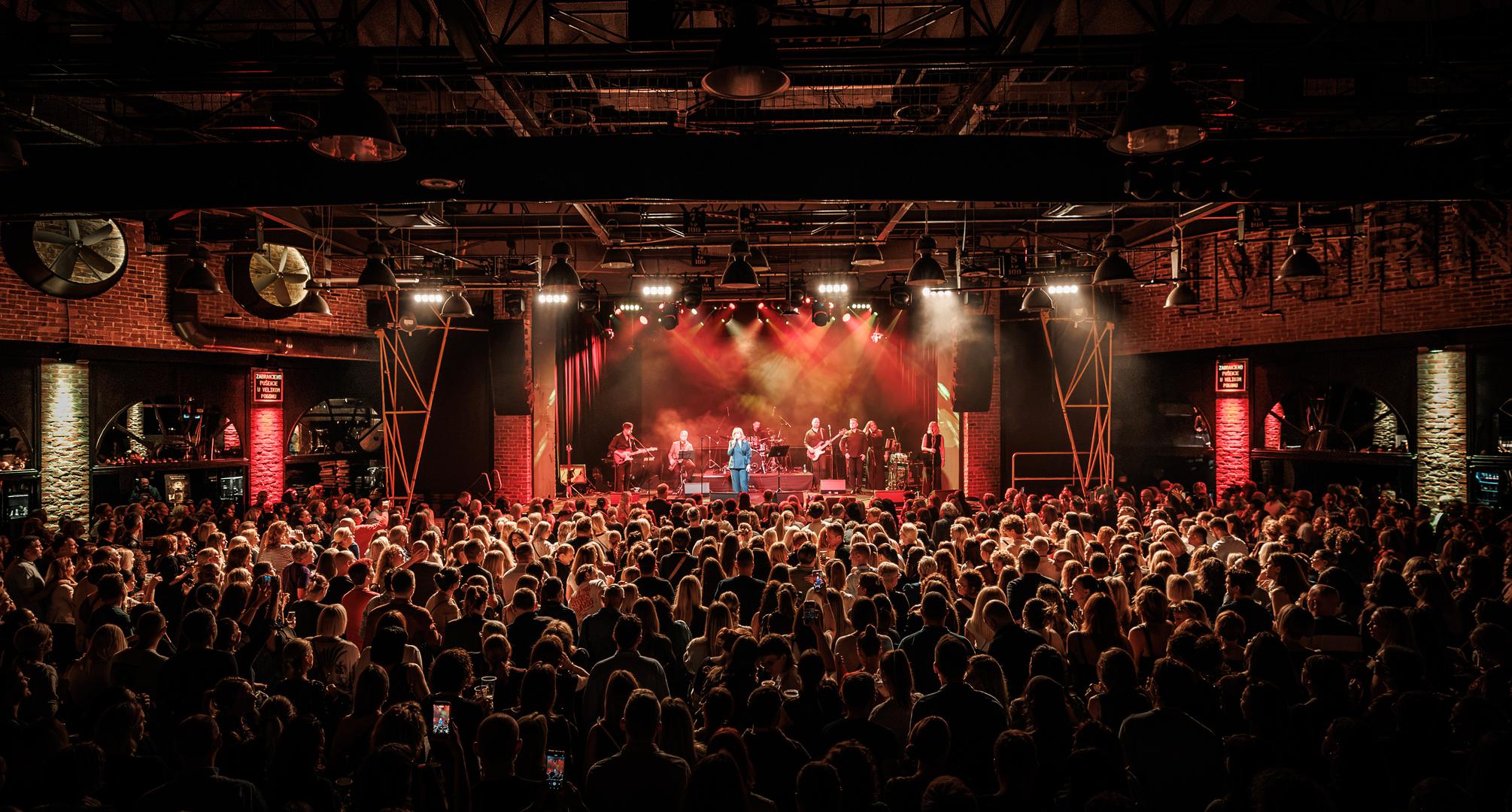 Treću godinu zaredom cijenjena i nagrađivana hrvatska pjevačica održala je koncert u kultnom zagrebačkom klubu, kroz večer ispunjenu bezvremenskim pjesmama, emocijama, britkim humorom i posebnim glazbenim iznenađenjima.