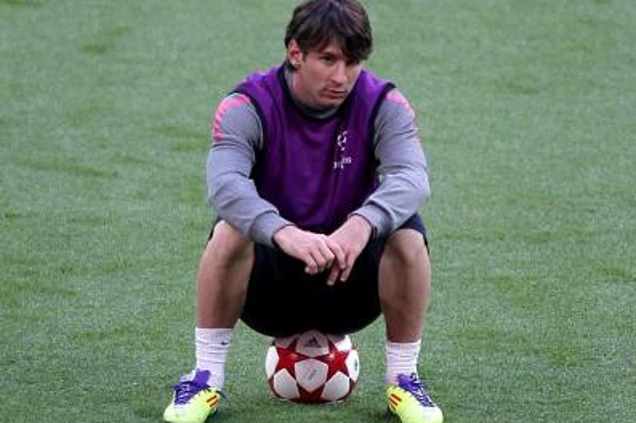 '*ALTERNATE CROP* Barcelona\'s Lionel Messi sits on a ball in training Photo: Press Association/Pixsell'