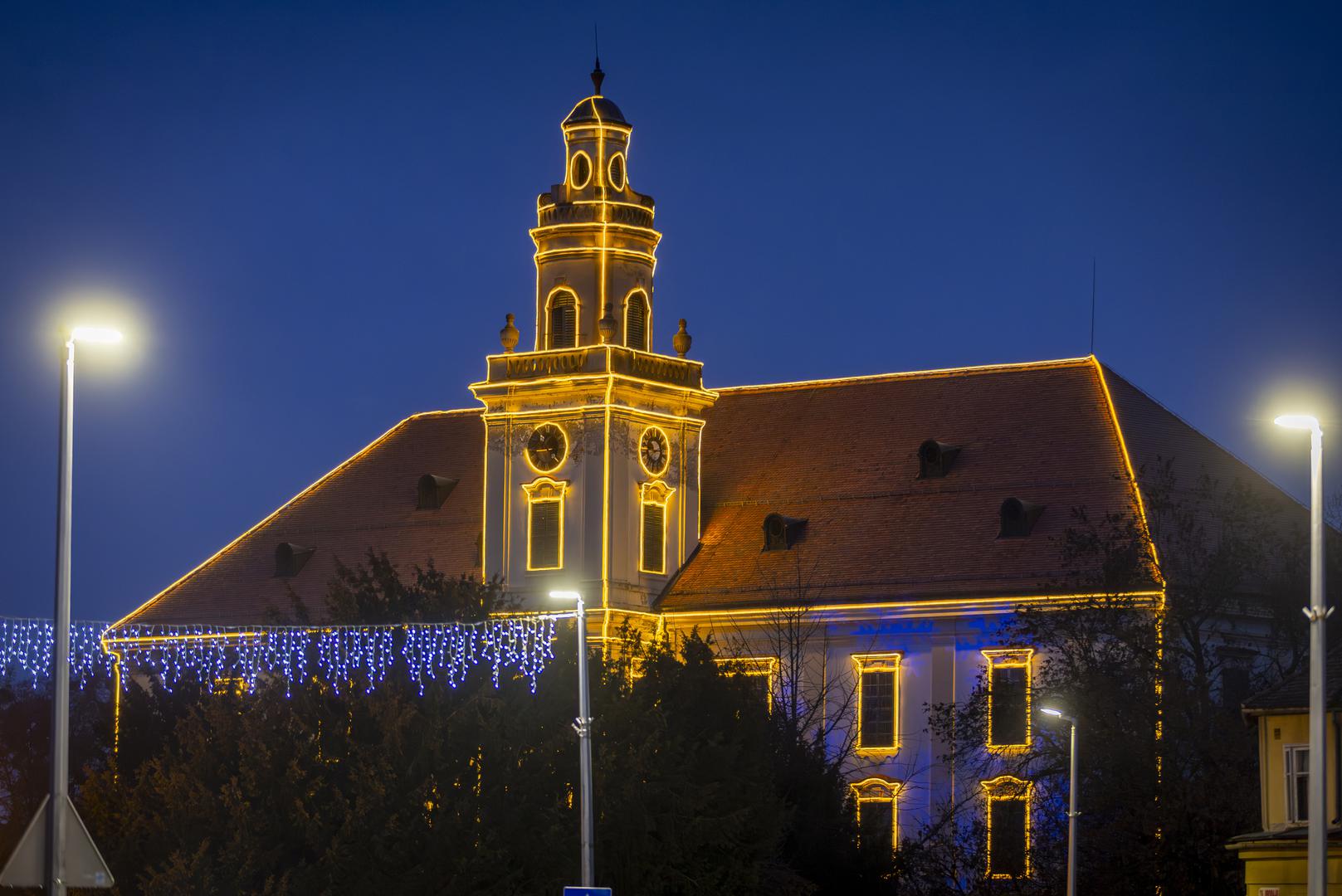 Inače, radi se o jednom od najstarijih i najvećih dvoraca u Slavoniji koji je podignut još na samom početku 15. stoljeća, a podigao ju je Ivan Morović. 