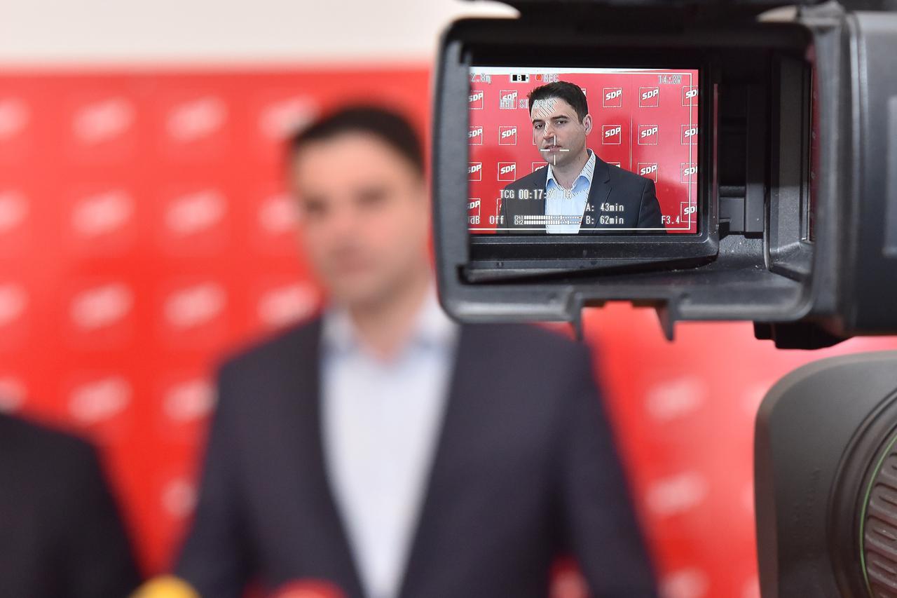 04.02.2017., Sibenik - Predsjednik SDP-a Davor Bernardic odrzao  konferenciju za medije. Uz predsjednika SDP-a bio je Franko Vidovic.  Photo: Hrvoje Jelavic/PIXSELL