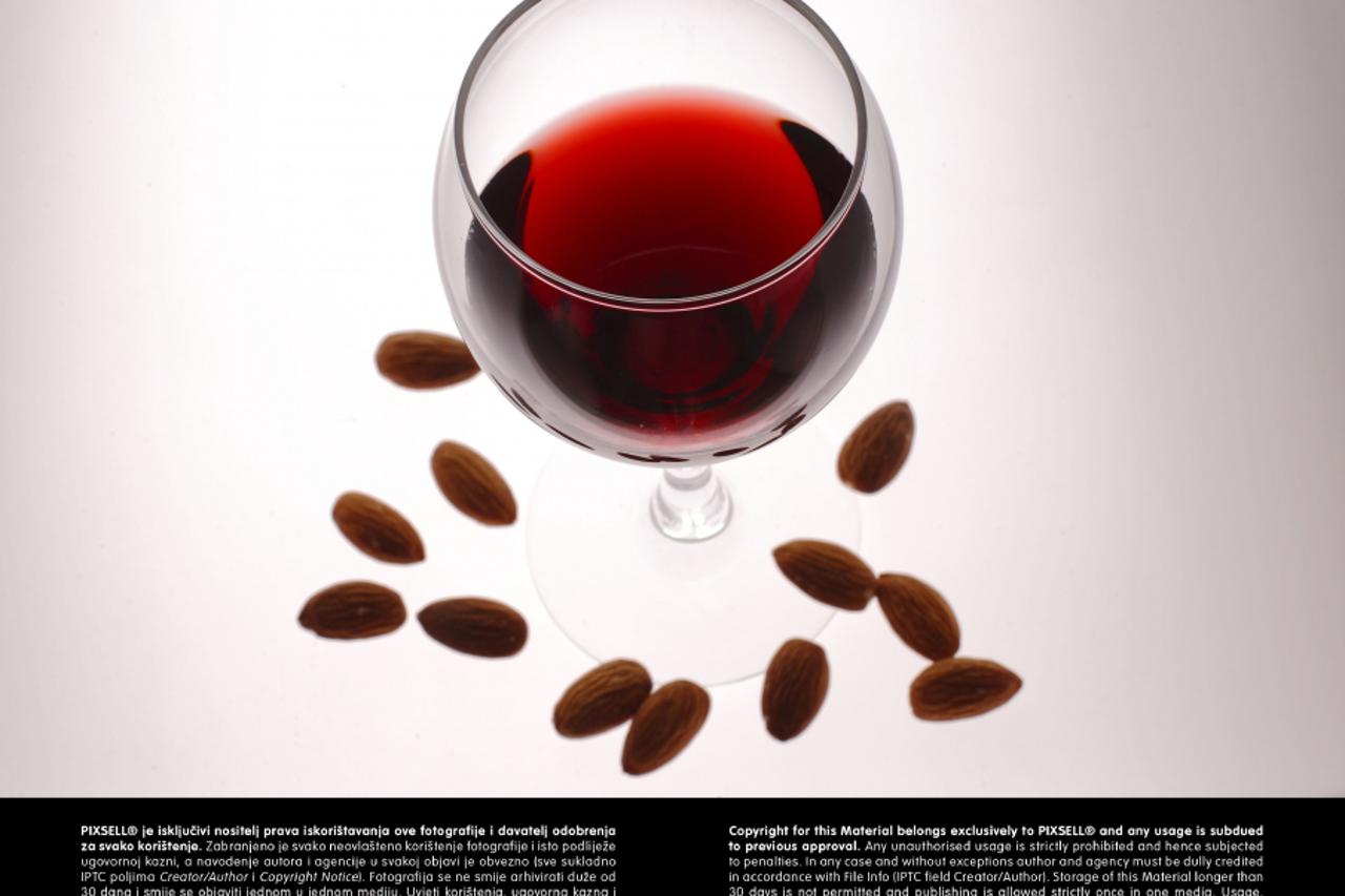 crveno vino, čaša (1)