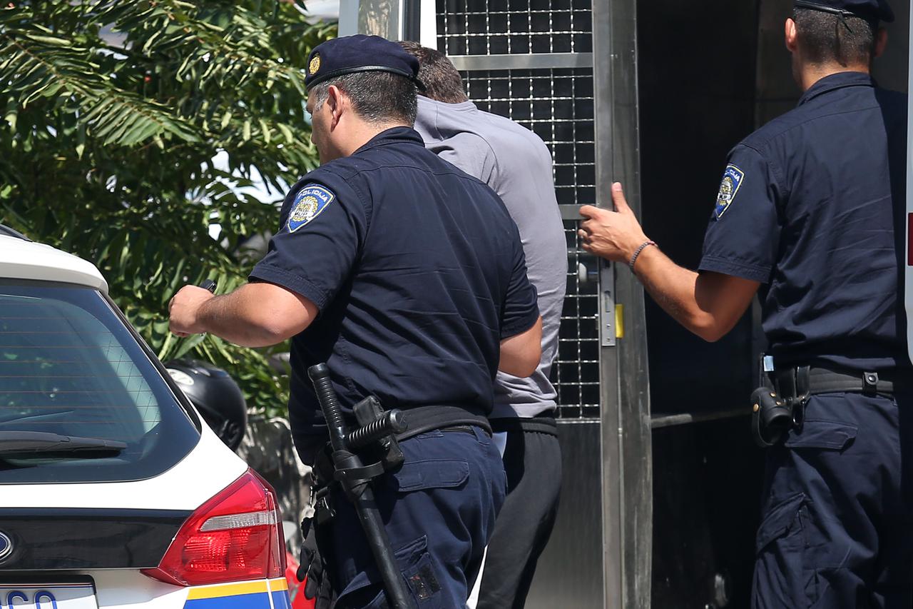 Privođenje osumnjičenih za napad u Uzdolju u policijsku postaju u Šibeniku