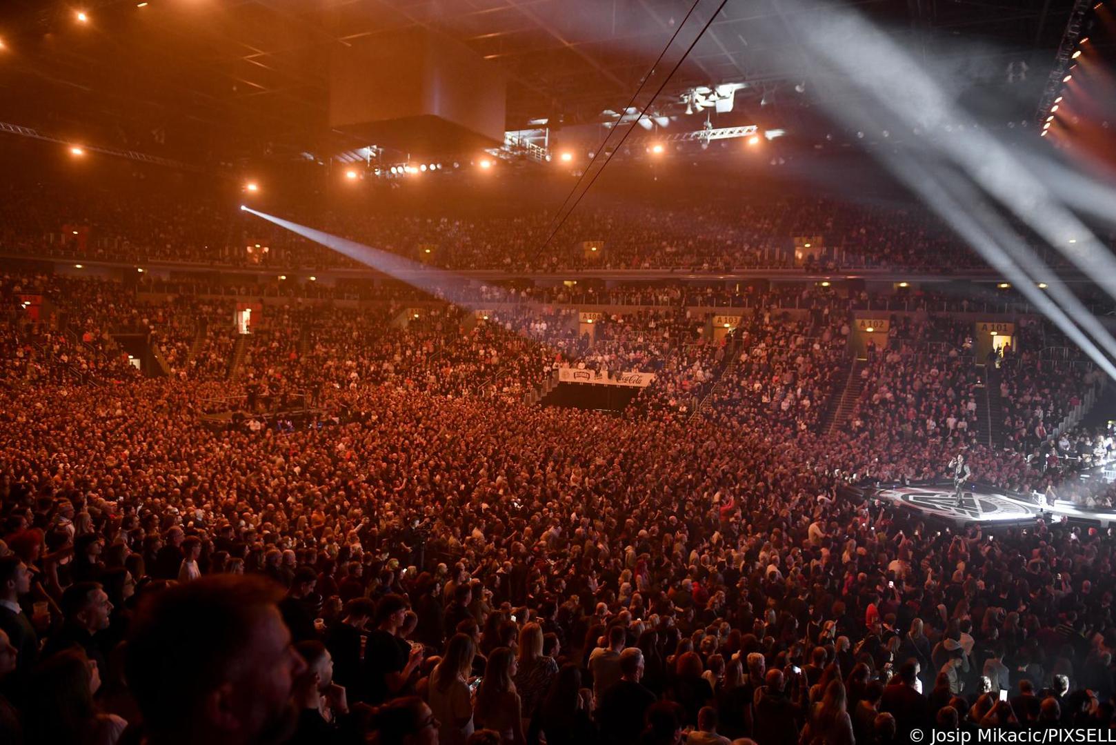 Kultni domaći bend Parni Valjak večeras je u prepunoj zagrebačkoj Areni obilježio 50 godina glazbene aktivnosti. 