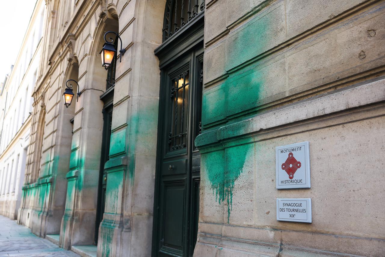 Grande Synagogue des Tournelles covered in green paint, in Paris