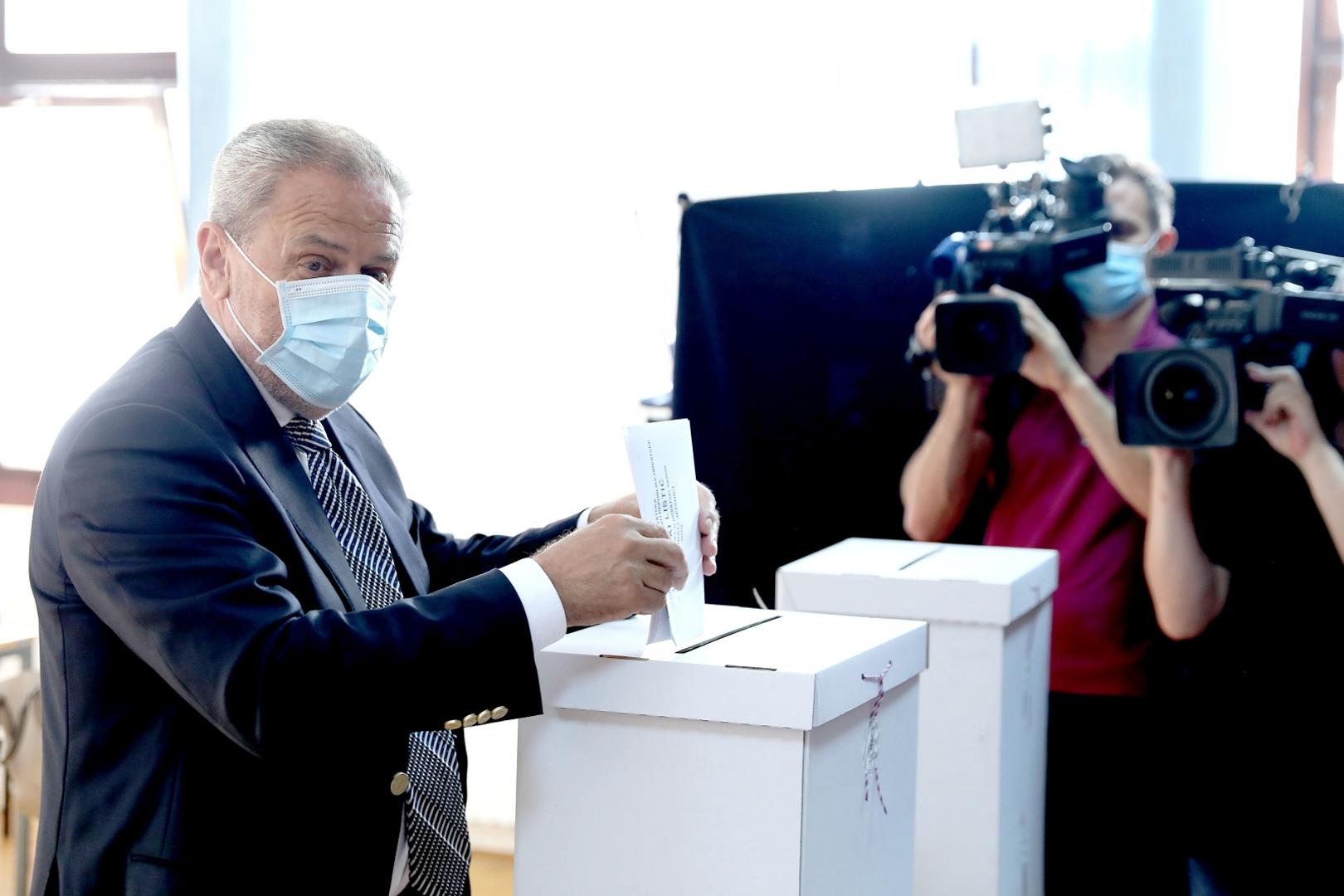 05.07.2020., Zagreb - U 7 sati otvorena su biralista u Hrvatskoj na kojima se bira 10. saziv Hrvatskog sabora. Gradonacelnik Zagreba Milan Bandic medju prvima je obavio svoju gradjansku duznost u MO Pescenica. Photo: Patrik Macek/PIXSELL