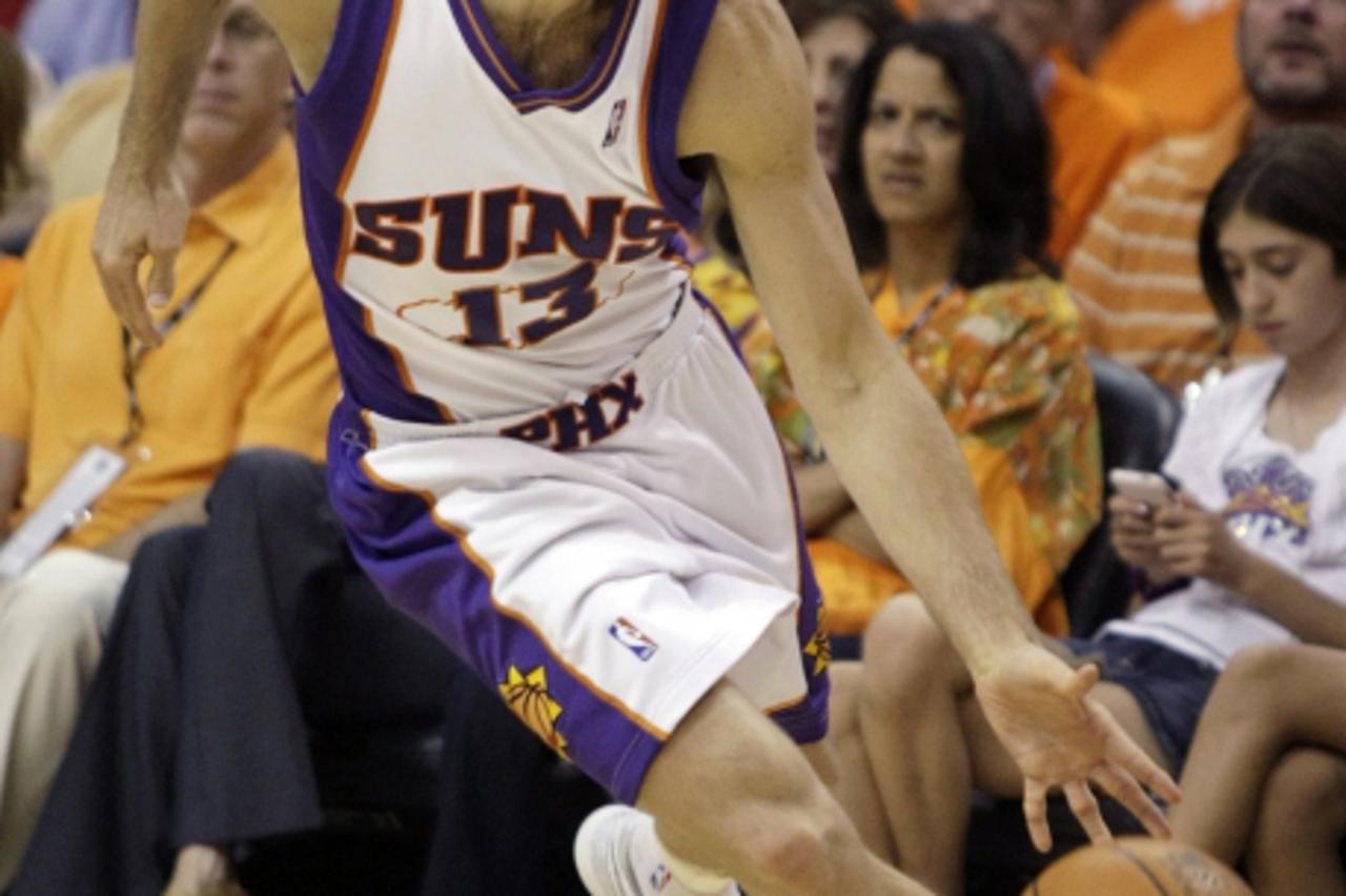 'Phoenix Suns guard Steve Nash drives to the basket against the Los Angeles Lakers during Game 6 of the NBA Western Conference finals in Phoenix, Arizona May 29, 2010. REUTERS/Rick Scuteri (UNITED STA