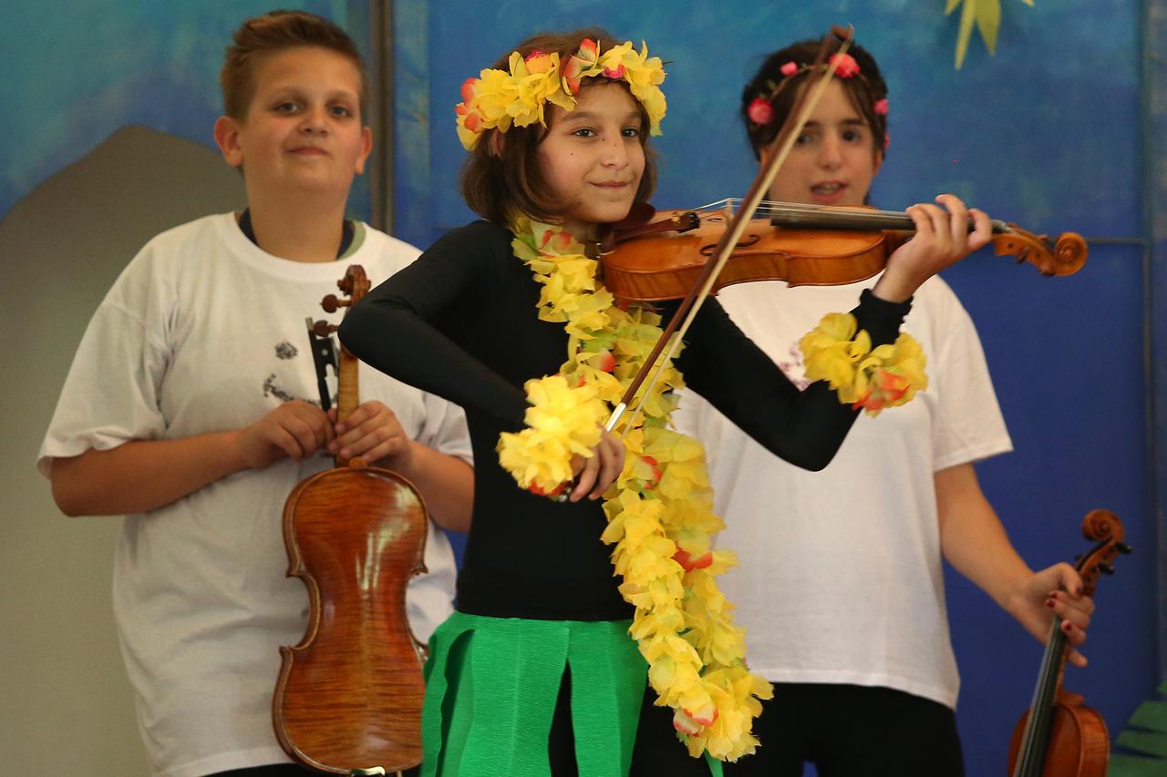 11.06.2015., Zagreb Centar za odgoj i obrazovanje Slava Raskaj. Sticenici doma odrzali zavrsnu priredbu povodom uspjesnog zavrsetka skolske godine. Na svecanoj priredbi djeca ostecenog sluha izveli koncert na violinama, a srednjoskolci poznat haka ples   